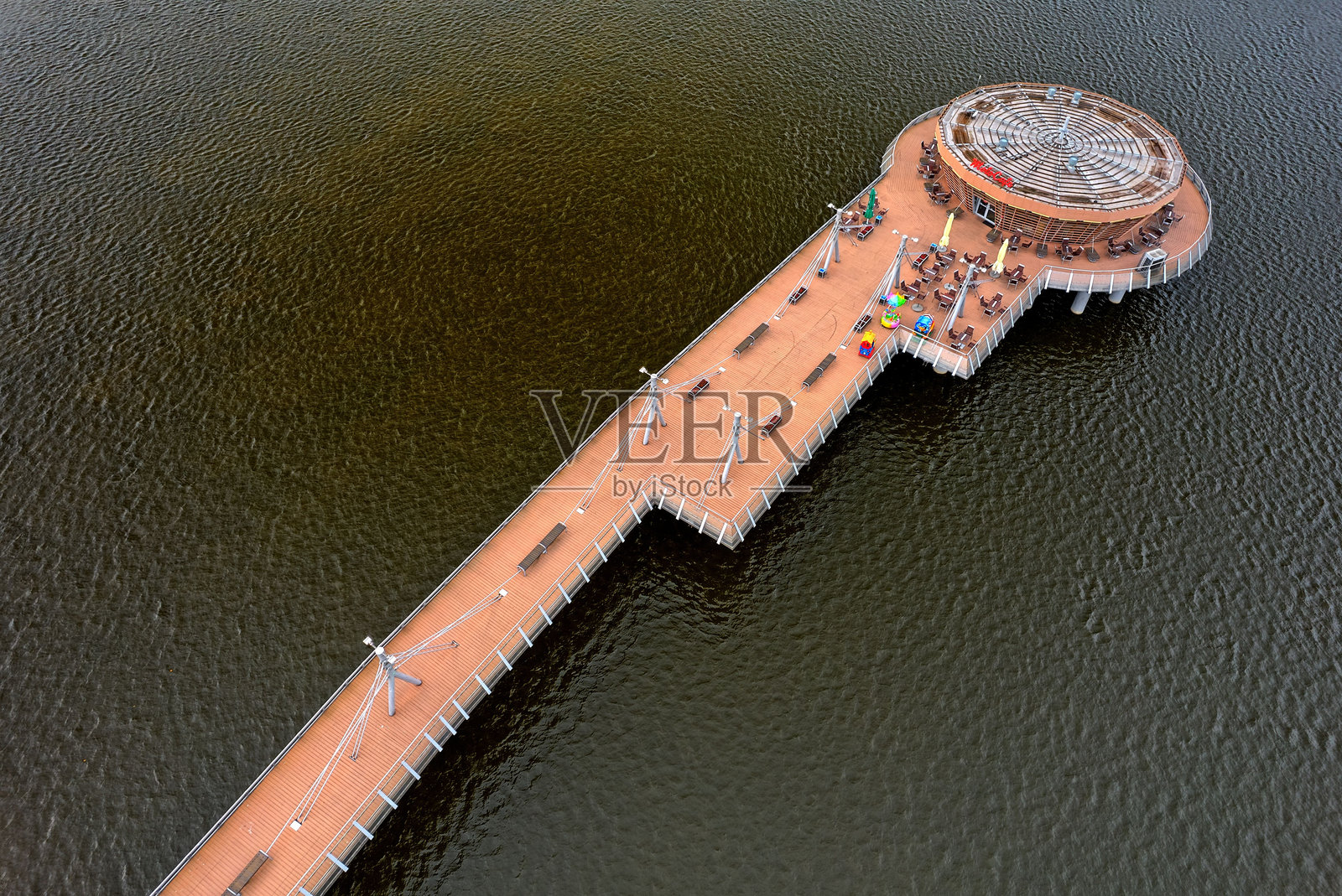 普洛克圆形码头延伸至维斯瓦河，俯瞰休闲区，特写航拍视角照片摄影图片