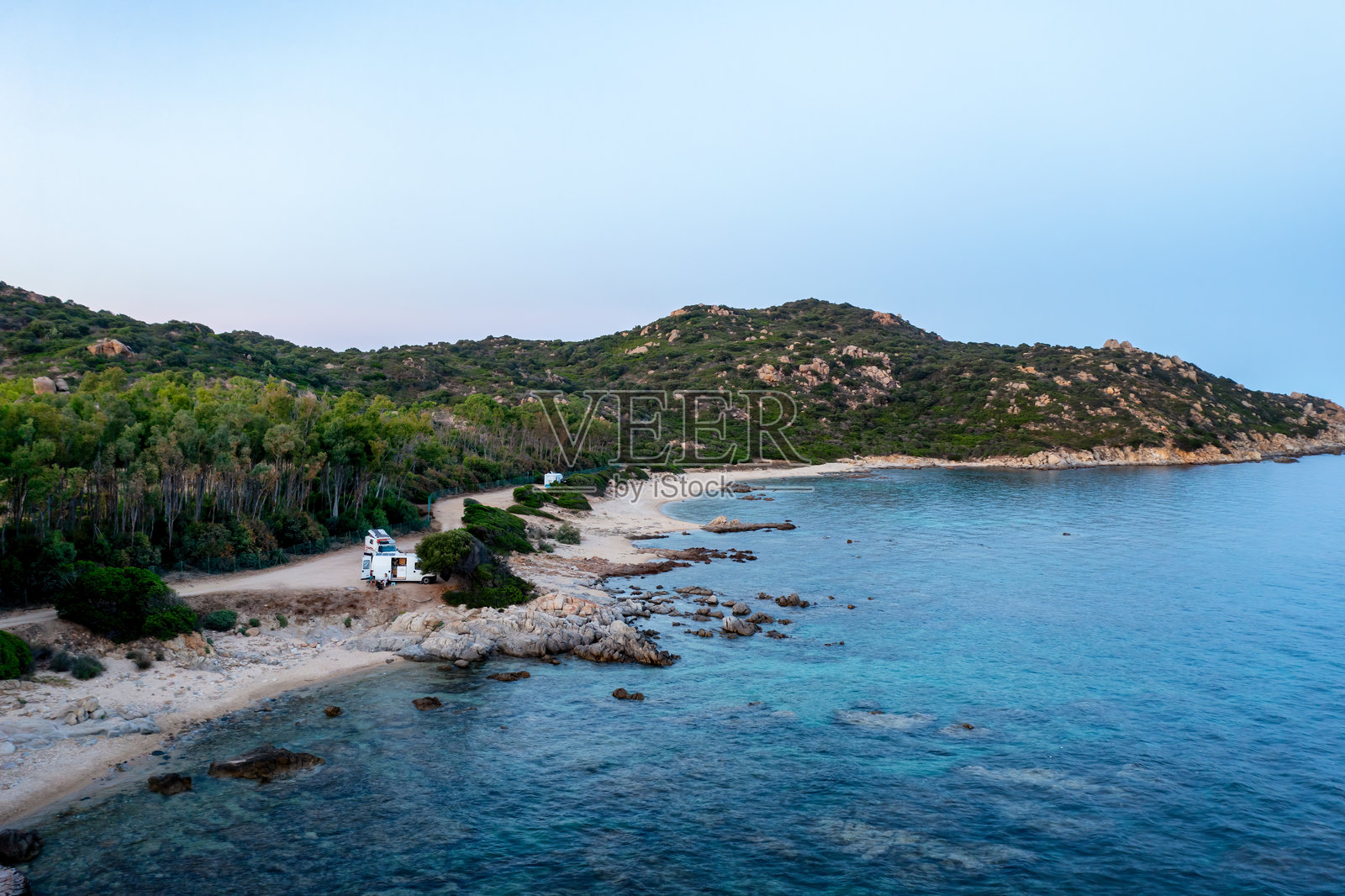 无人机航拍意大利撒丁岛卡波费拉托海滩附近停放的露营车照片摄影图片