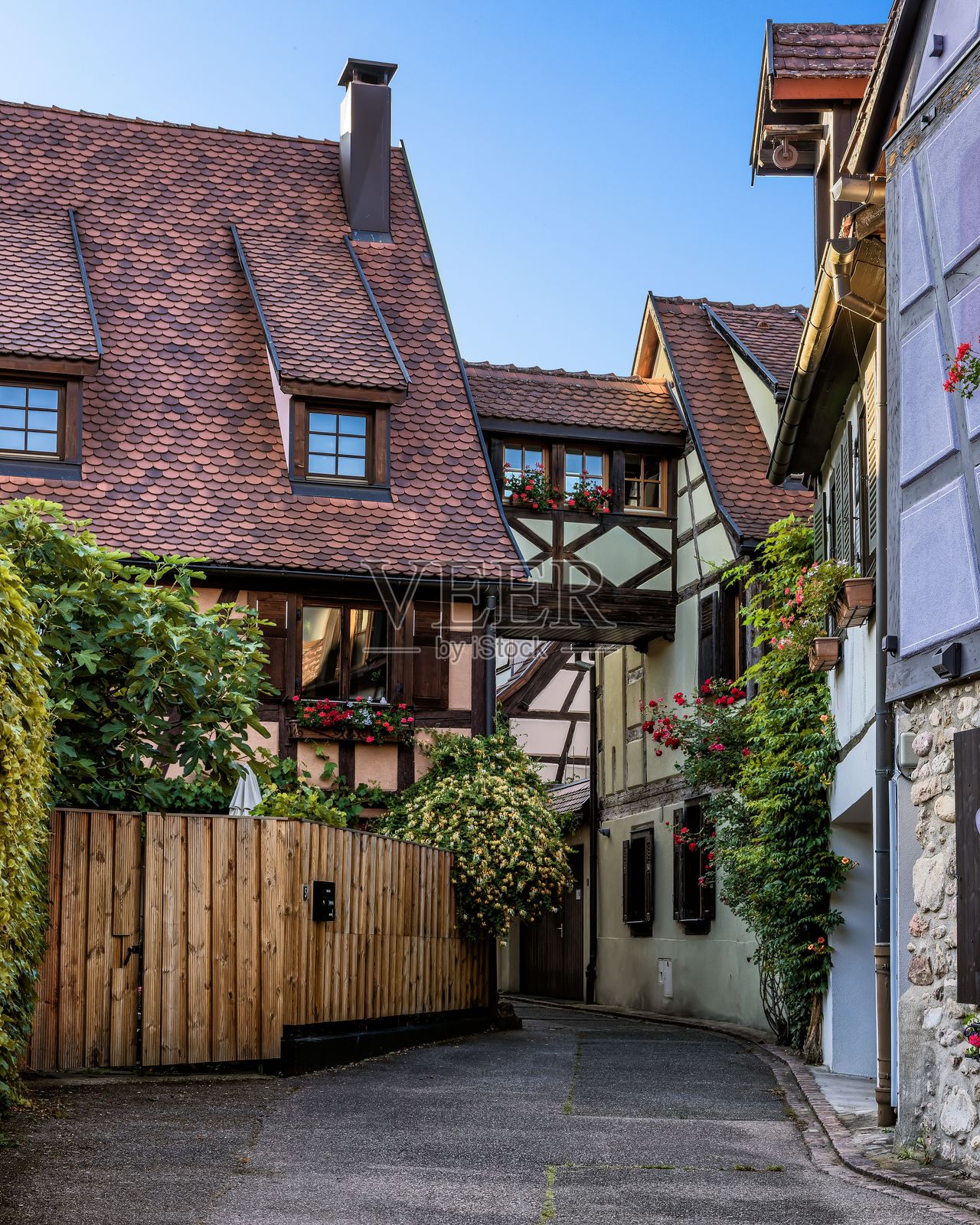 迷人的欧洲乡村街道，带有半木结构房屋。照片摄影图片