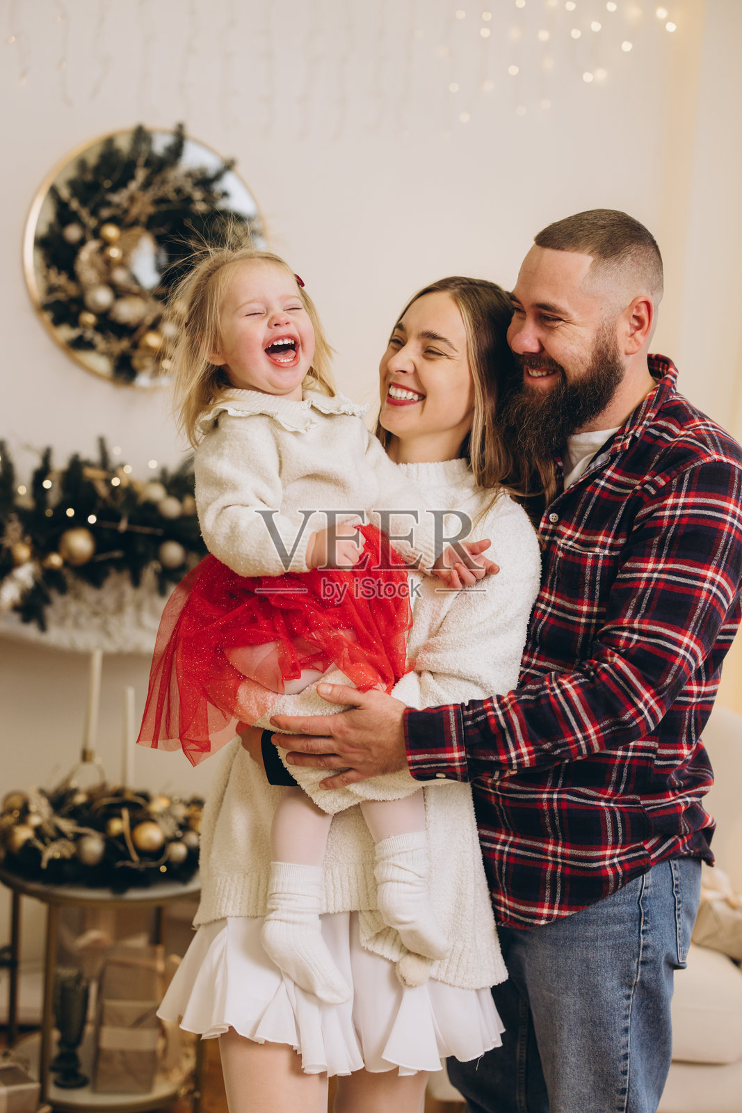 一家人开心地在家庆祝圣诞节照片摄影图片