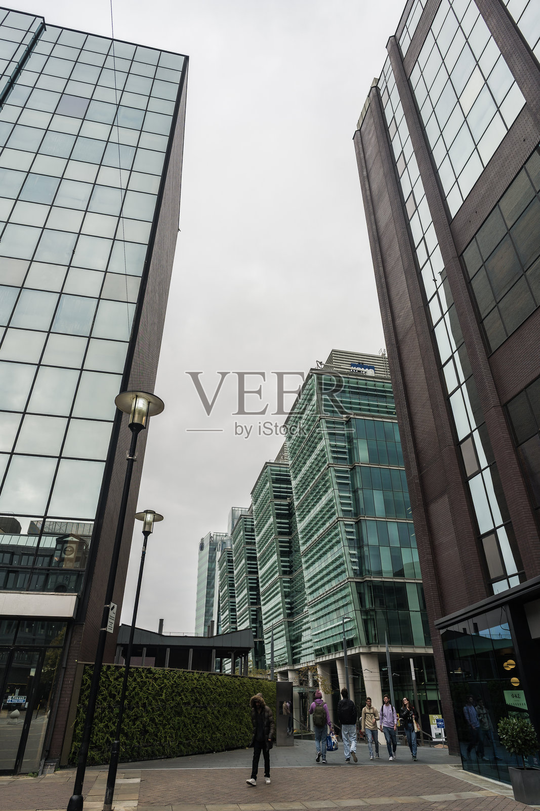 仰视办公楼宇的概览照片摄影图片