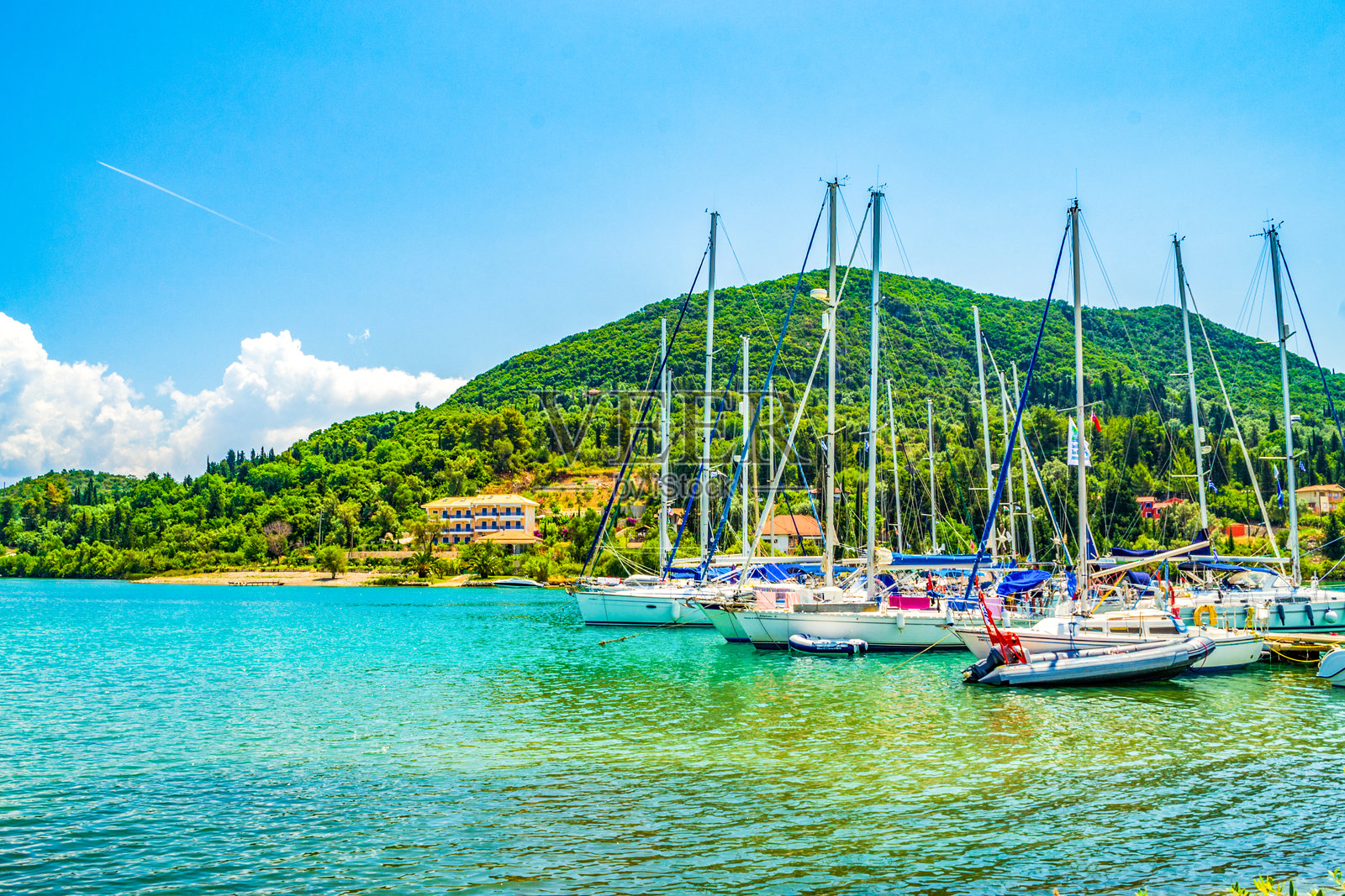 停泊在爱琴海海湾的渔船和旅游船照片摄影图片