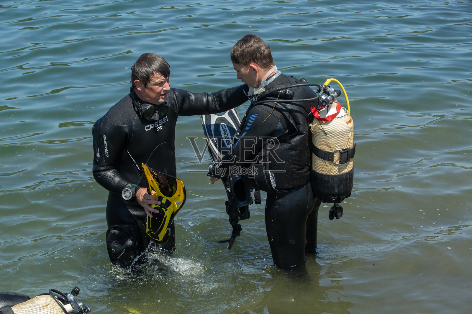 在桑博廷湖进行的潜水员救援演习。照片摄影图片