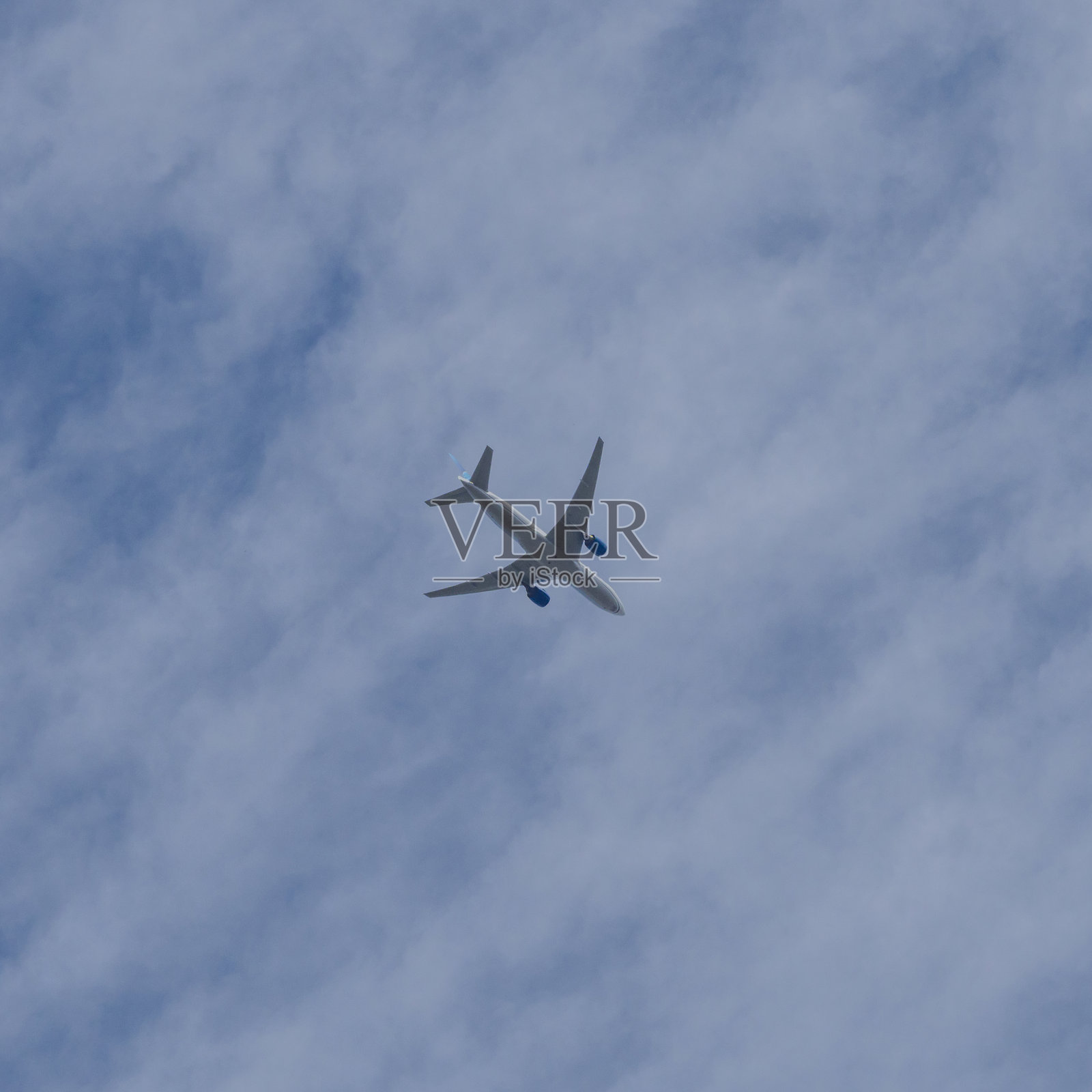 飞机在澳大利亚悉尼上空的晴朗蓝天中全速飞行照片摄影图片