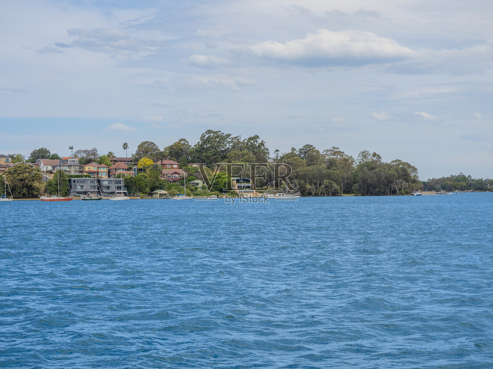 悉尼新南威尔士州，一个温暖的春日，多云阴沉的天气里，悉尼港的帕拉玛塔河畔的住宅房屋和公寓楼。照片摄影图片