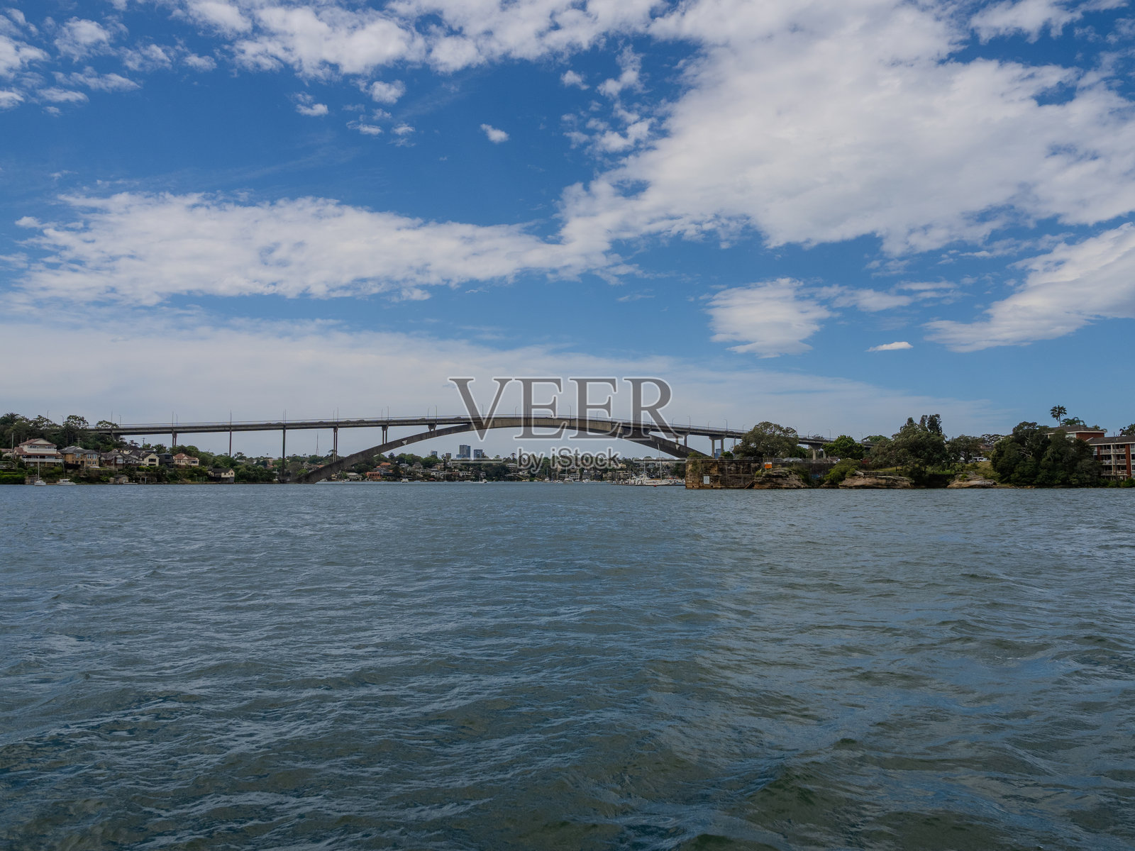 悉尼新南威尔士州，春日多云阴天，帕拉玛塔河悉尼港旁的住宅和公寓楼照片摄影图片