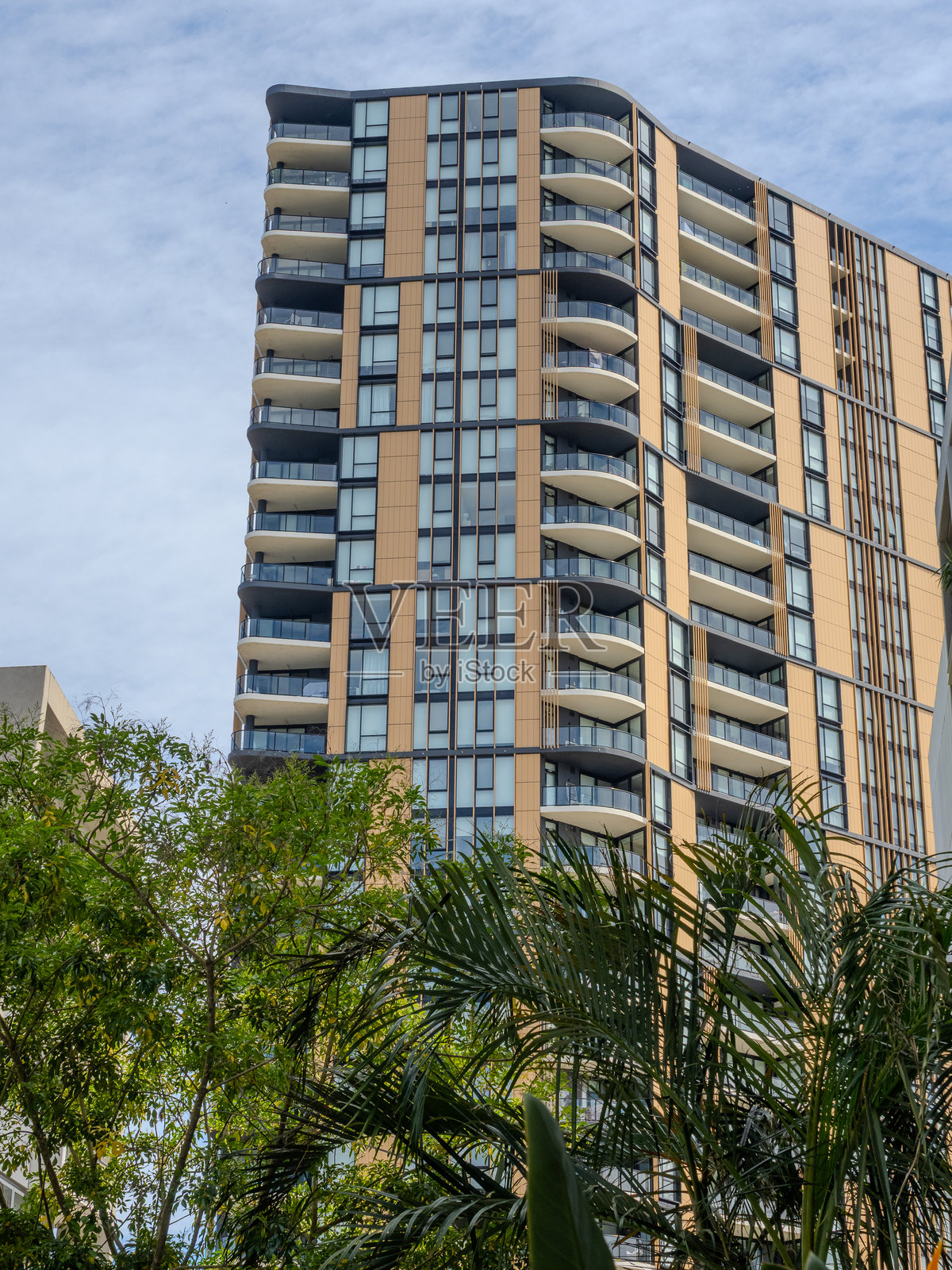 悉尼新南威尔士州，春日暖阳下的悉尼港帕拉玛塔河畔，住宅房屋和公寓楼在阴云密布的天气中照片摄影图片