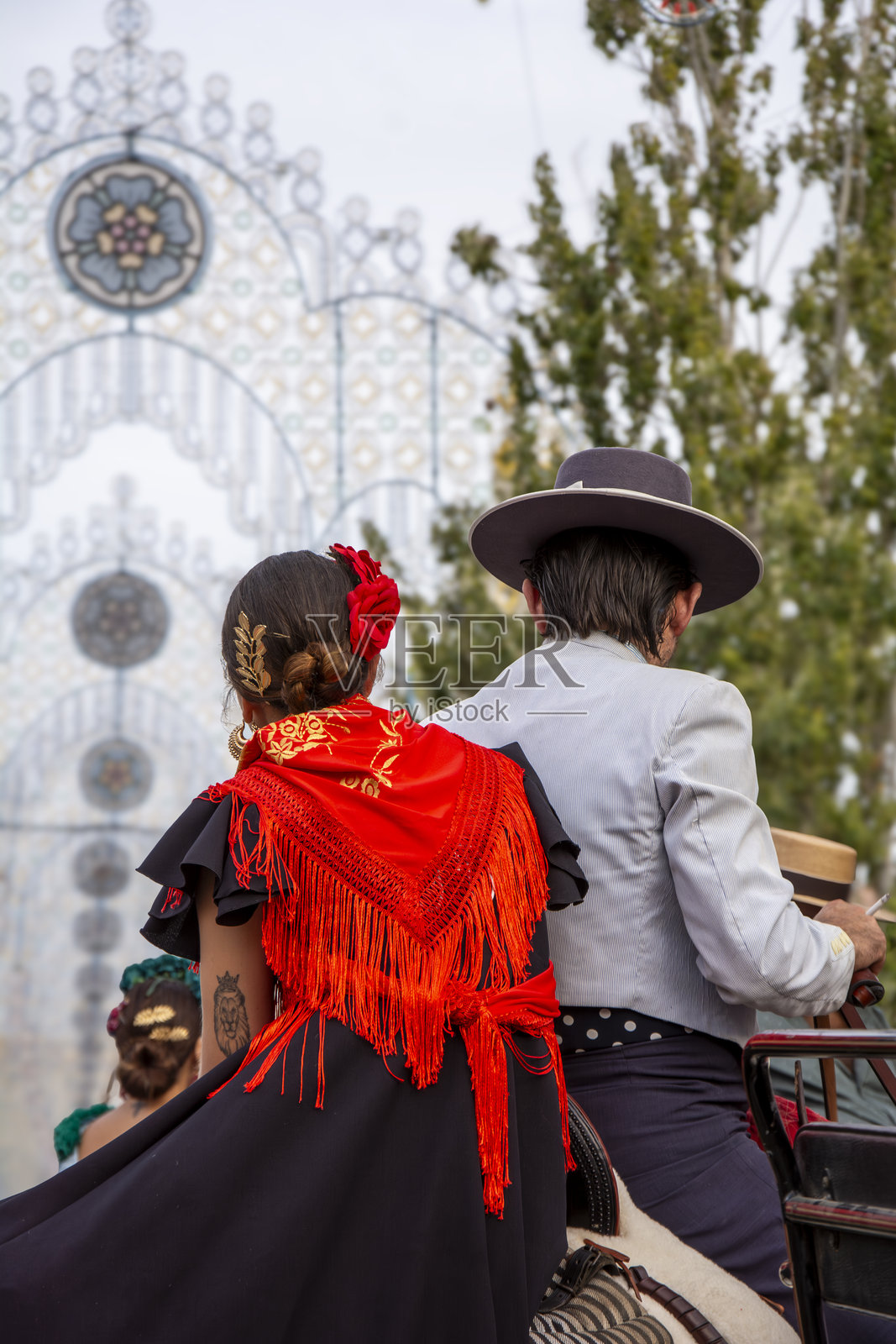 身着传统安达卢西亚服饰的异性恋情侣骑着马照片摄影图片