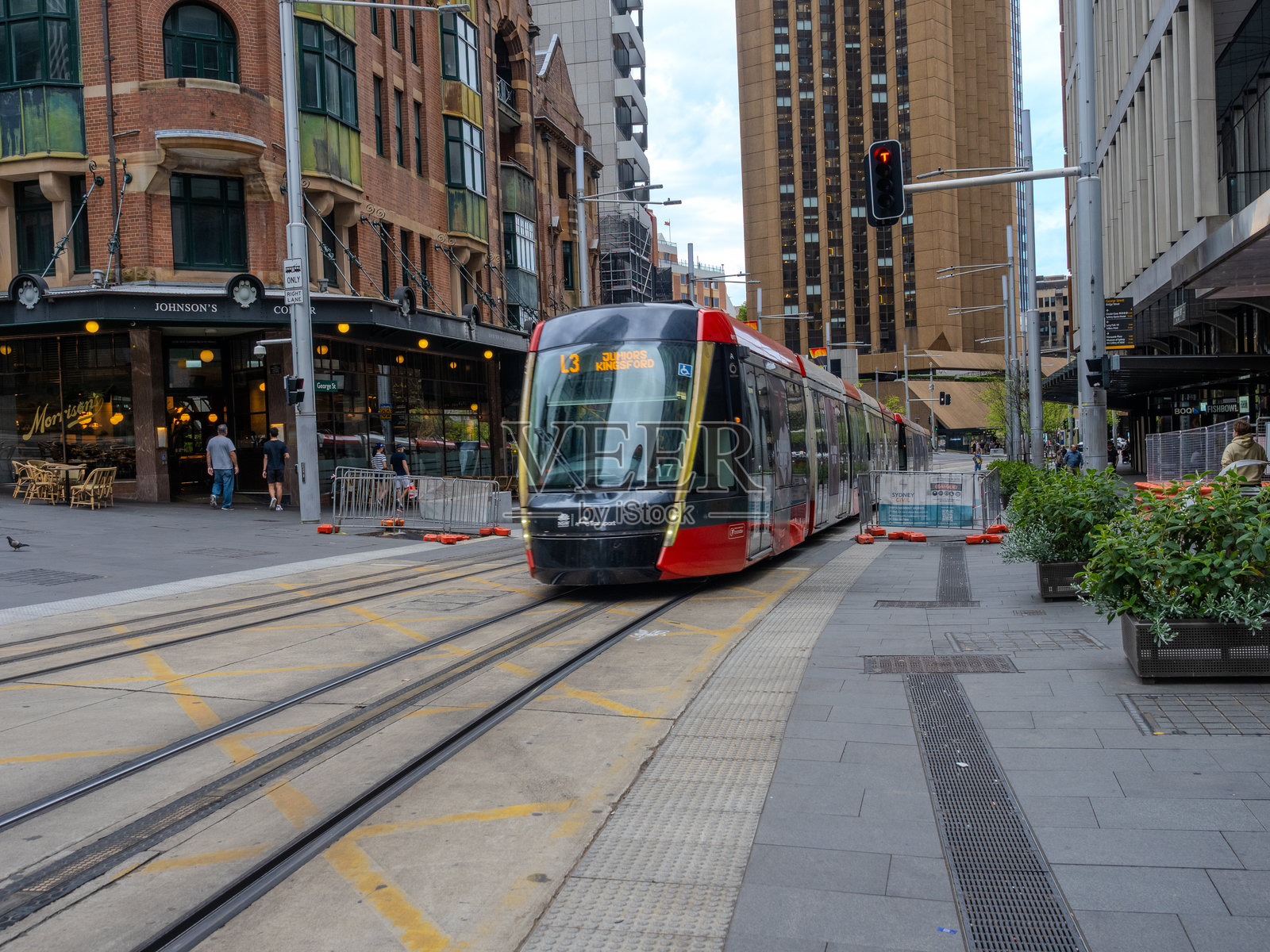 悉尼中央商务区乔治街中心的商业高楼，在温暖的春夜，建筑和商铺的霓虹灯色彩闪耀，澳大利亚新南威尔士州悉尼。照片摄影图片