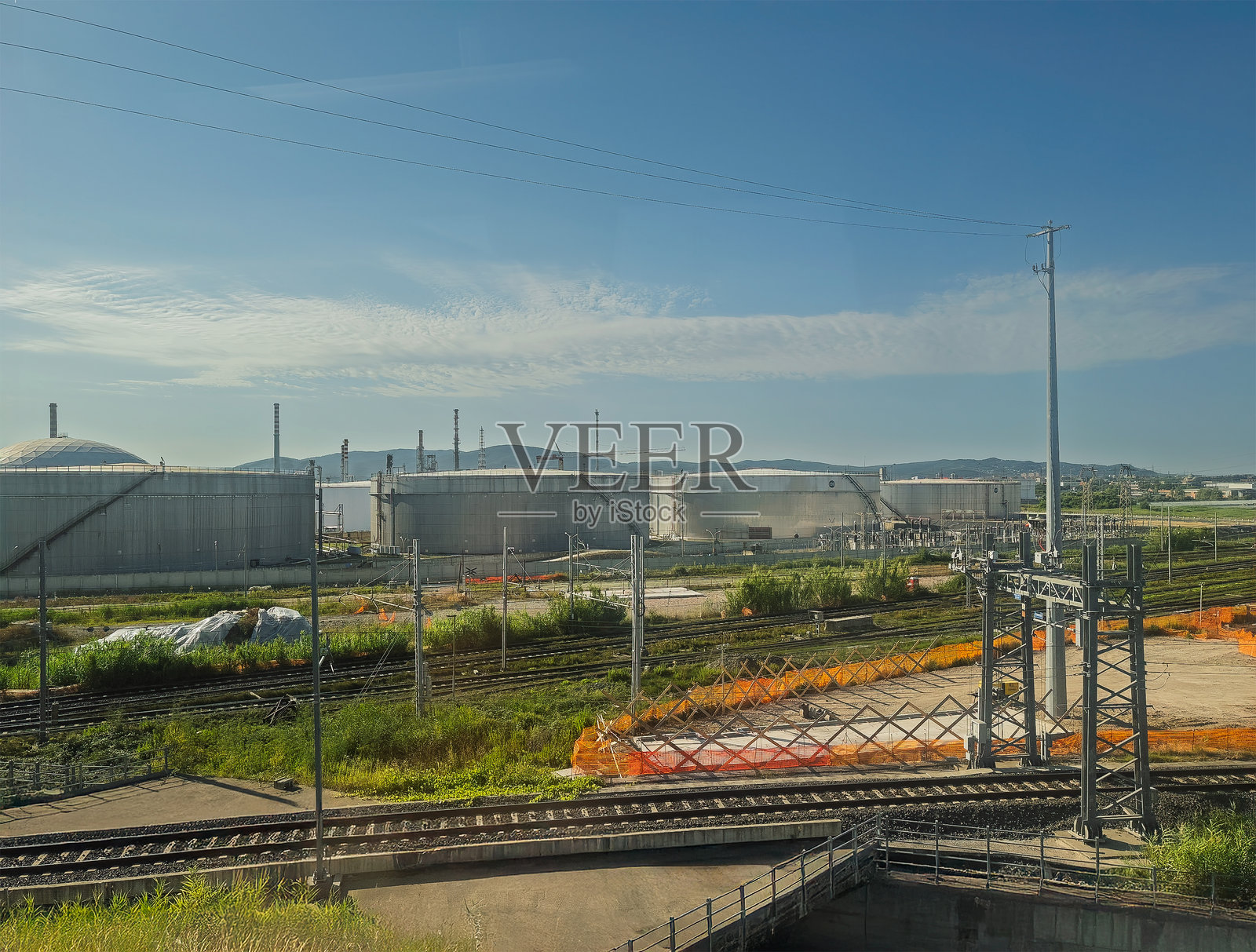 意大利利沃诺卡兰布罗内火车站附近的天然气和燃料储罐照片摄影图片