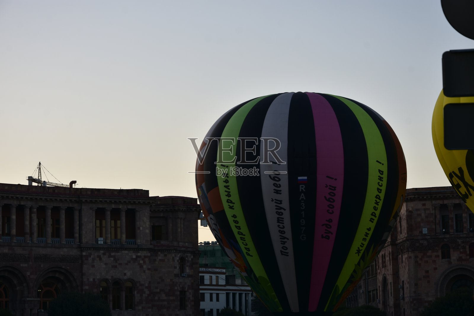 在市中心（共和国广场）为城市日举行的热气球发射活动，清晨。画面展示了一个五颜六色的热气球和广场上的建筑。照片摄影图片