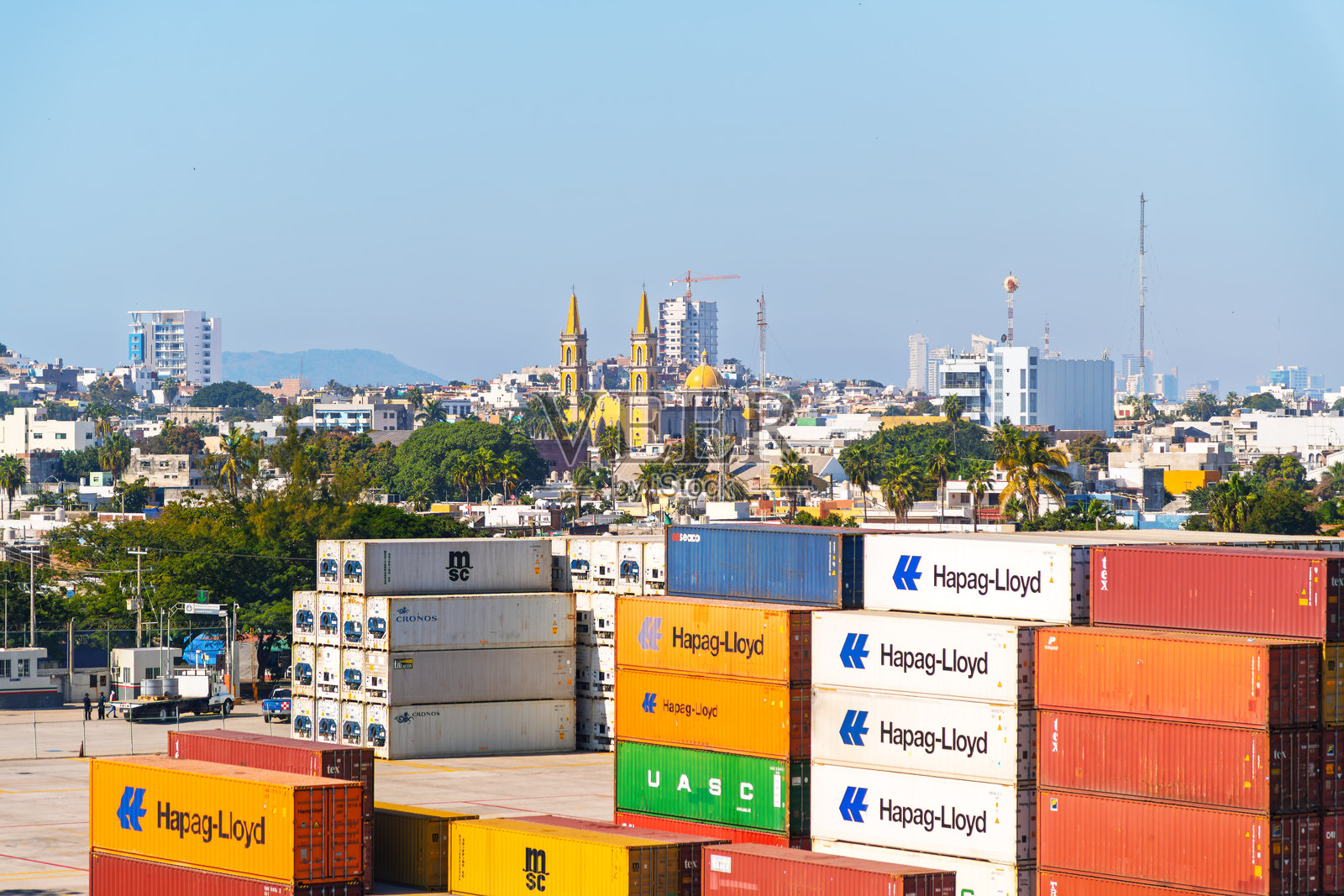 从停靠在马萨特兰（墨西哥）邮轮港的邮轮上看到的城市天际线和无染圣母大教堂景观。照片摄影图片