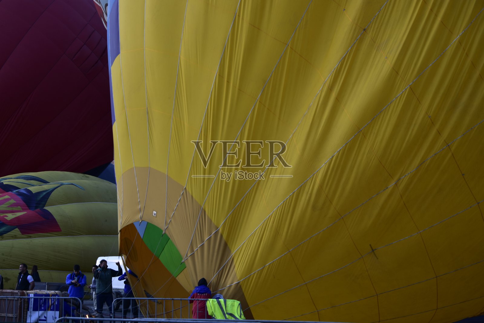 在市中心（共和国广场）为城市日举行的热气球发射活动，清晨。画面展示了三个正在准备飞行热气球的小团体。特写。照片摄影图片