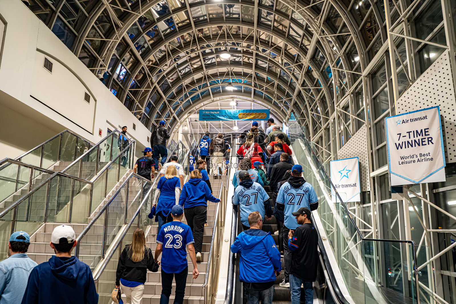 比赛前，球迷们走在空中步道上观看蓝鸟队比赛的景象。照片摄影图片