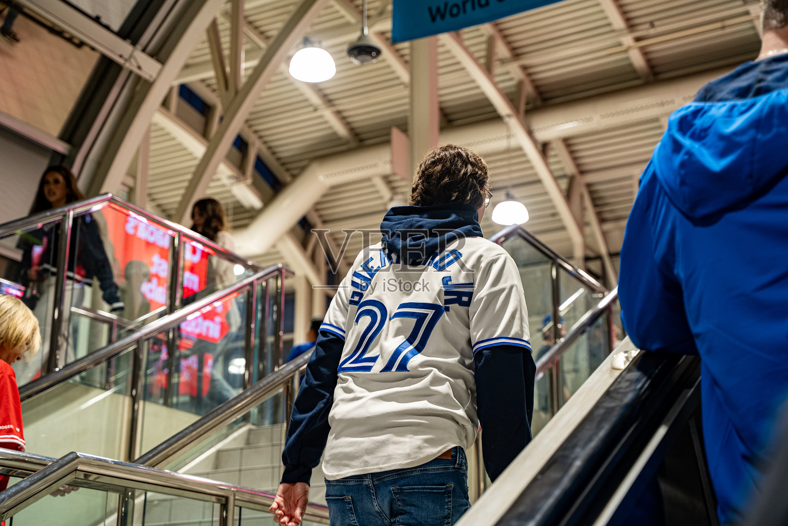 在比赛开始前,球迷们走在蓝鸟队的空中步道上。照片摄影图片