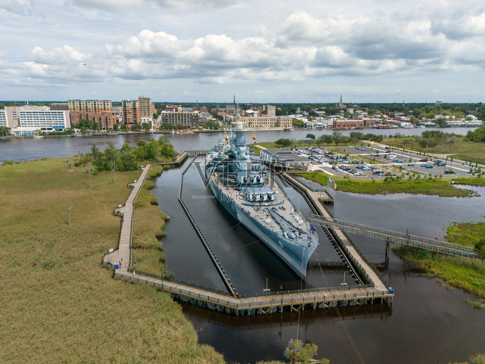 停靠在威尔明顿港的“北卡罗来纳”号战列舰（BB-55），拥有多个炮塔，是一艘对外展出的军舰照片摄影图片