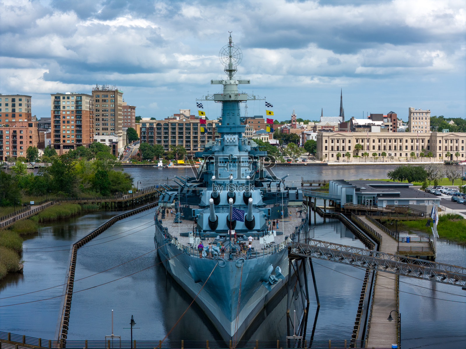 停靠在威尔明顿港的“北卡罗来纳”号战列舰（BB-55），配备多座炮塔，作为军事舰船公开展出照片摄影图片