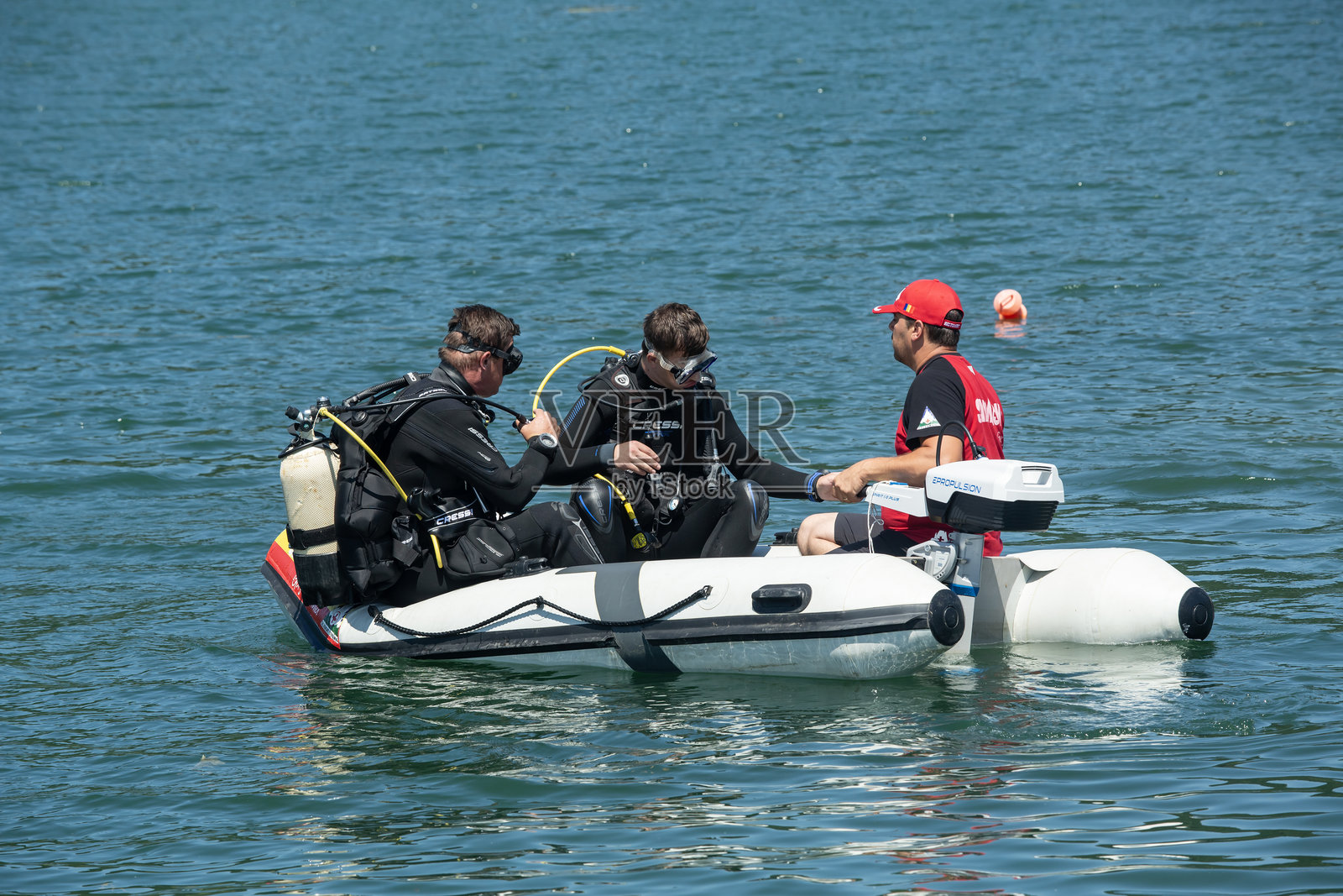 Aquares 2023 - 萨尔瓦蒙特队在桑博廷湖举行的水上救援演习。照片摄影图片