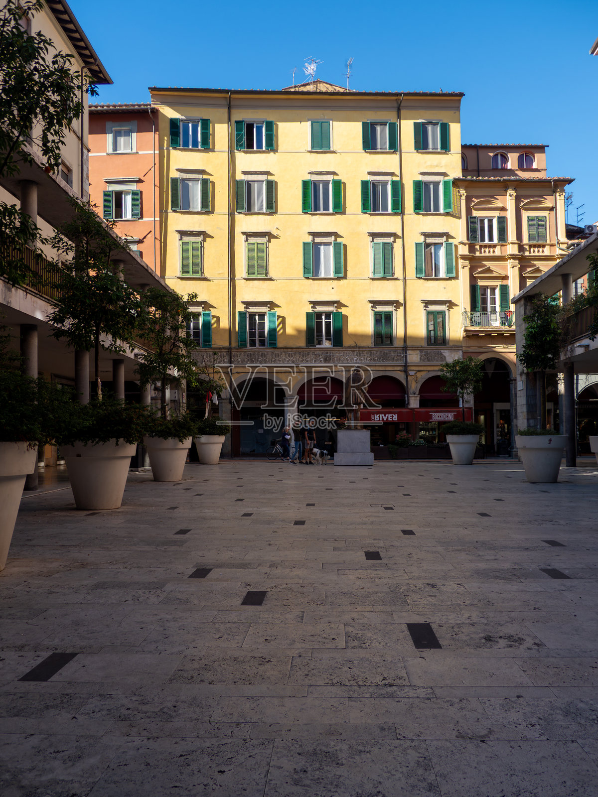 意大利托斯卡纳比萨的博尔戈斯特雷托街景,拥有历史建筑和充满活力的市中心照片摄影图片