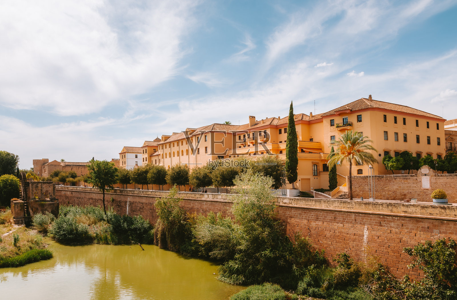科尔多瓦市建筑与瓜达尔基维尔河照片摄影图片