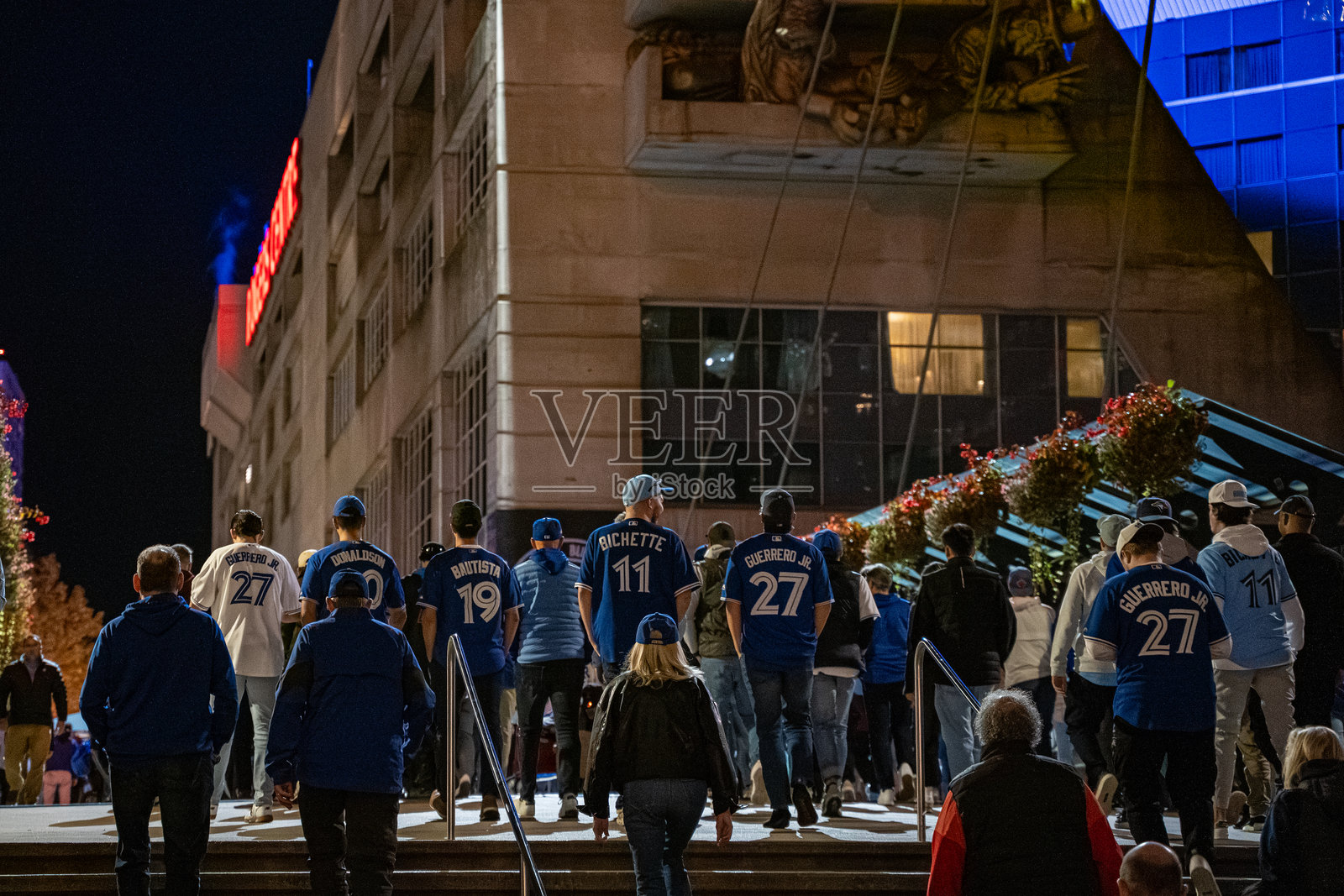 比赛开始前,罗杰斯中心(Rogers Centre)周边蓝鸟队(Blue Jays)球迷的傍晚景象。照片摄影图片