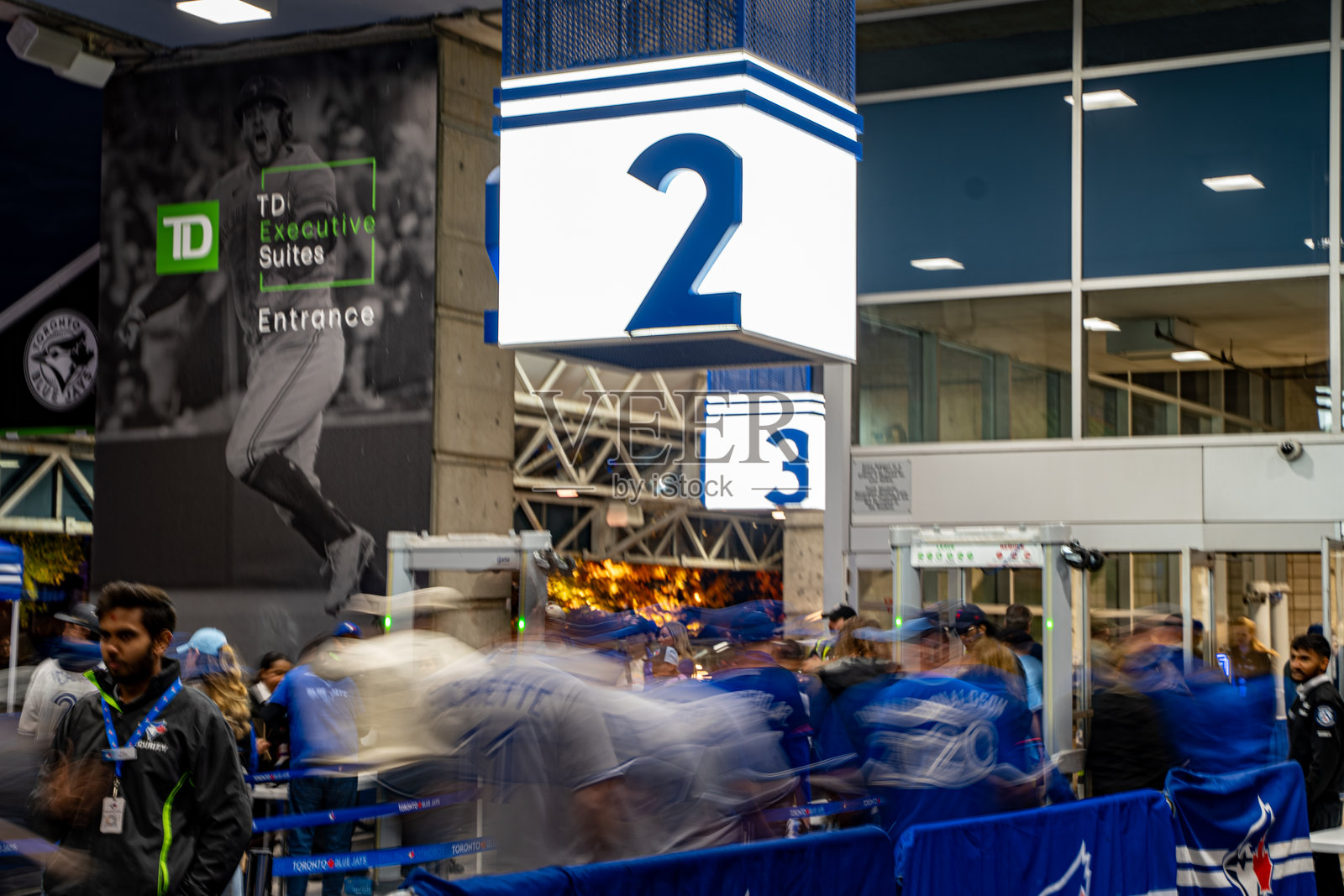 比赛开始前，球迷们涌入罗杰斯中心观看蓝鸟队的比赛。照片摄影图片