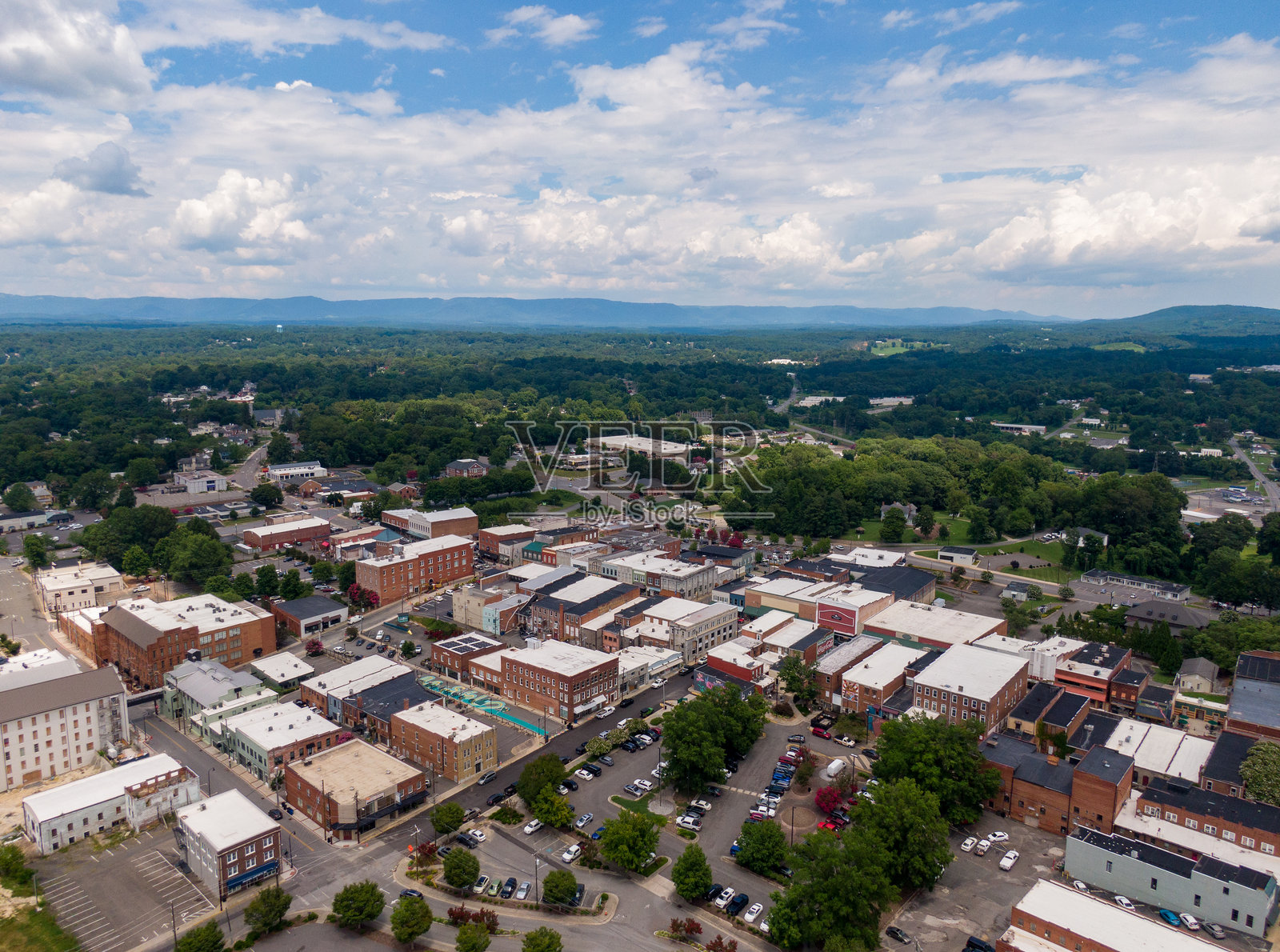 航拍无人机视角下的北卡罗来纳州芒特艾里市中心照片摄影图片