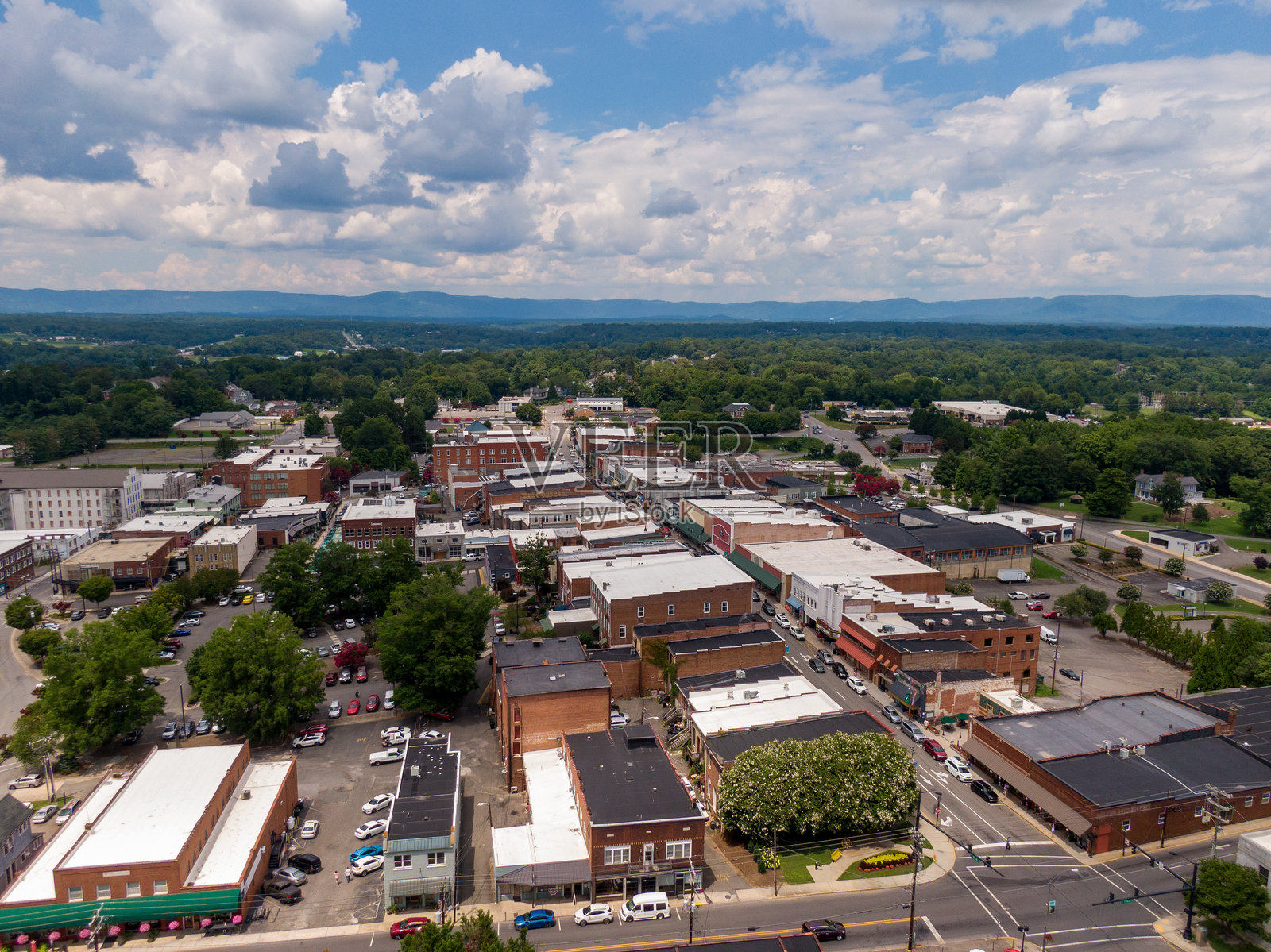 从空中无人机视角拍摄的北卡罗来纳州芒特艾里市中心照片摄影图片