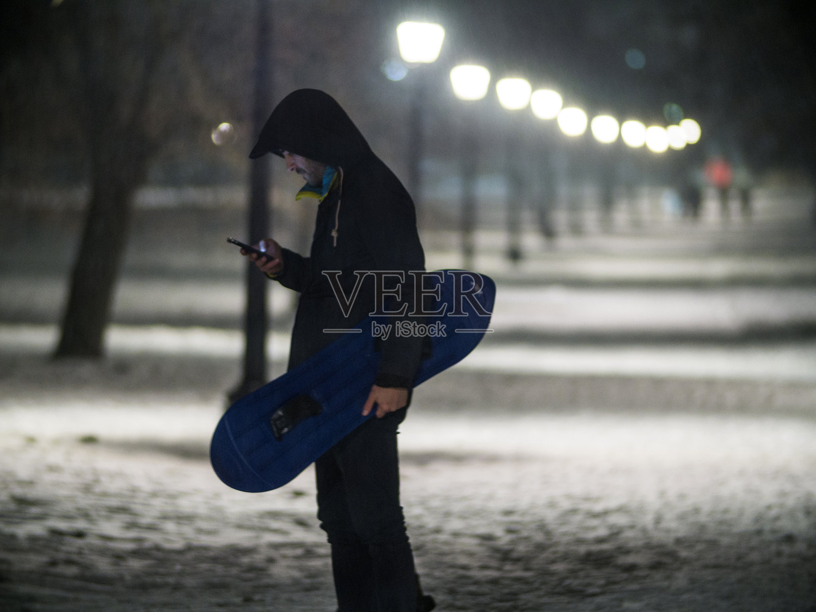 在伦敦金雀花山上滑雪板的滑雪者照片摄影图片