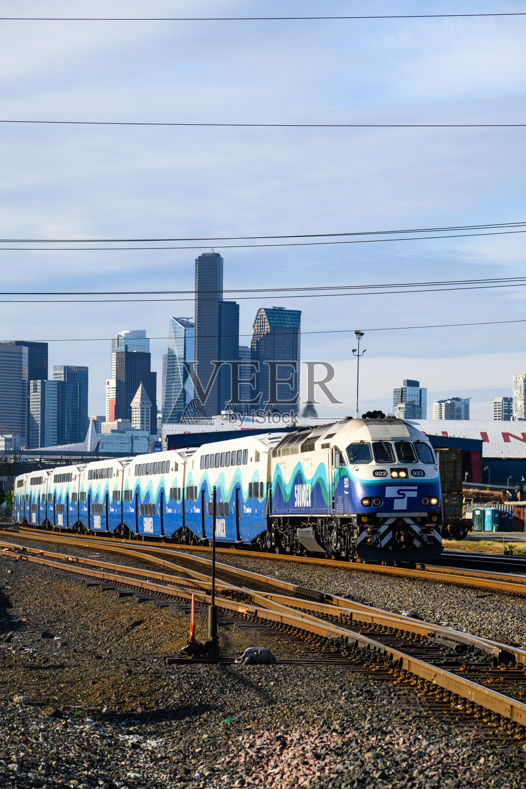 Sound Transit Sounder 通勤列车正离开西雅图天际线向南行驶照片摄影图片