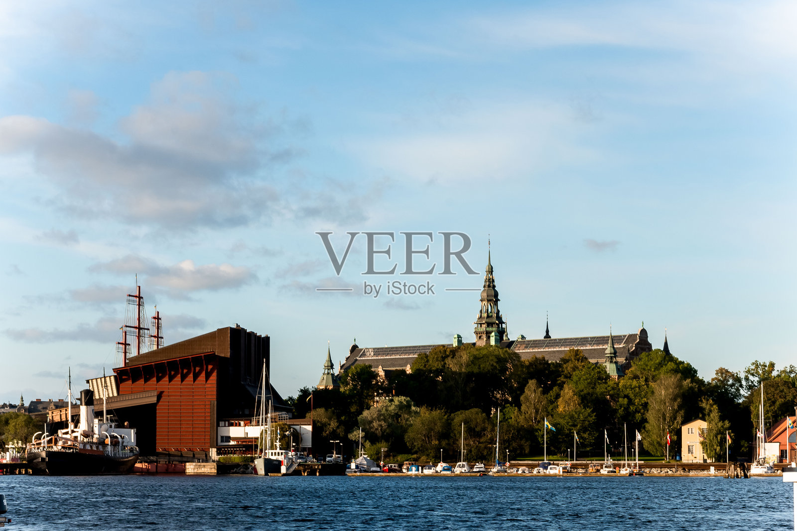 夕阳下滨水历史博物馆的风景照片摄影图片