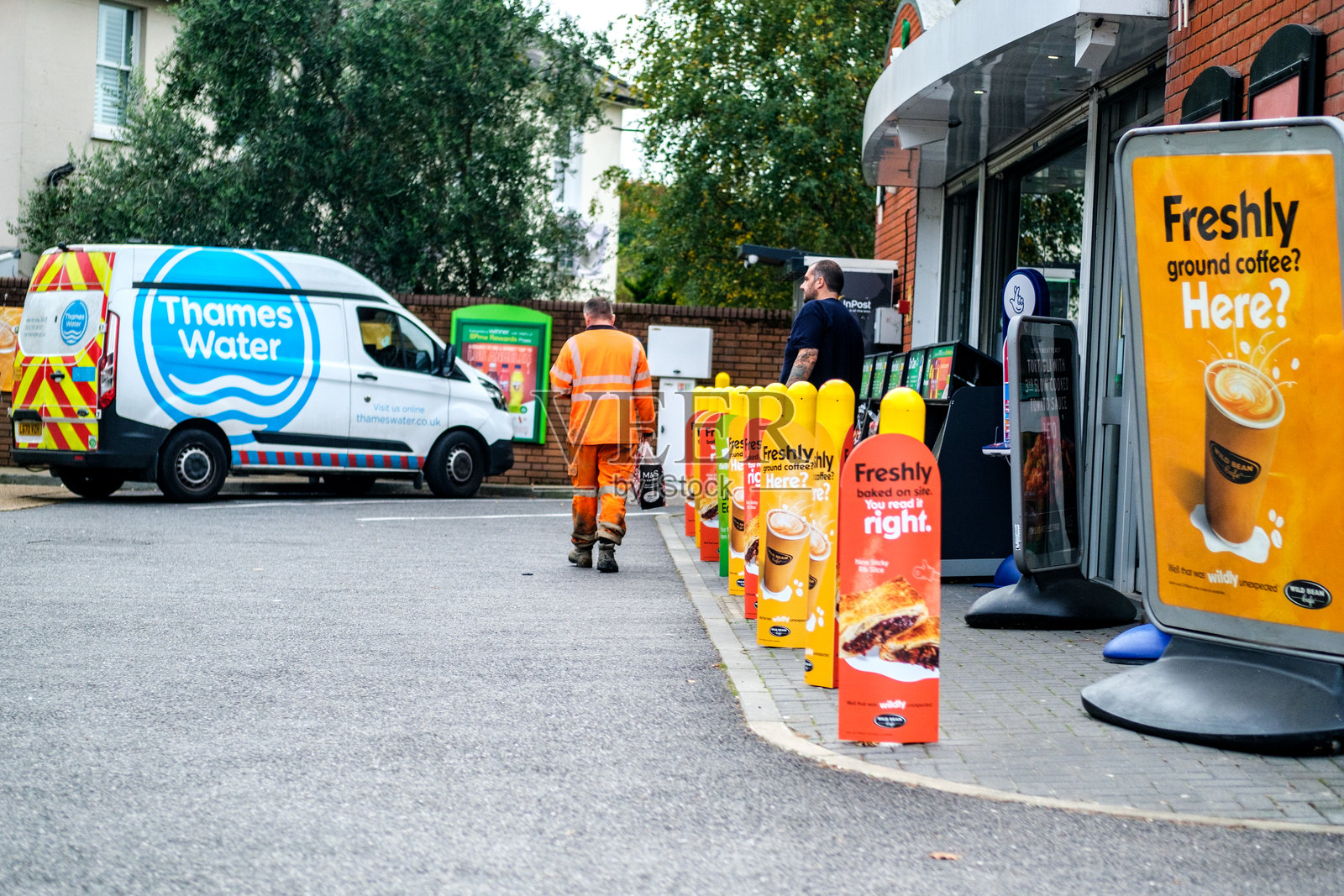泰晤士水务公司的货车停在BP加油站照片摄影图片