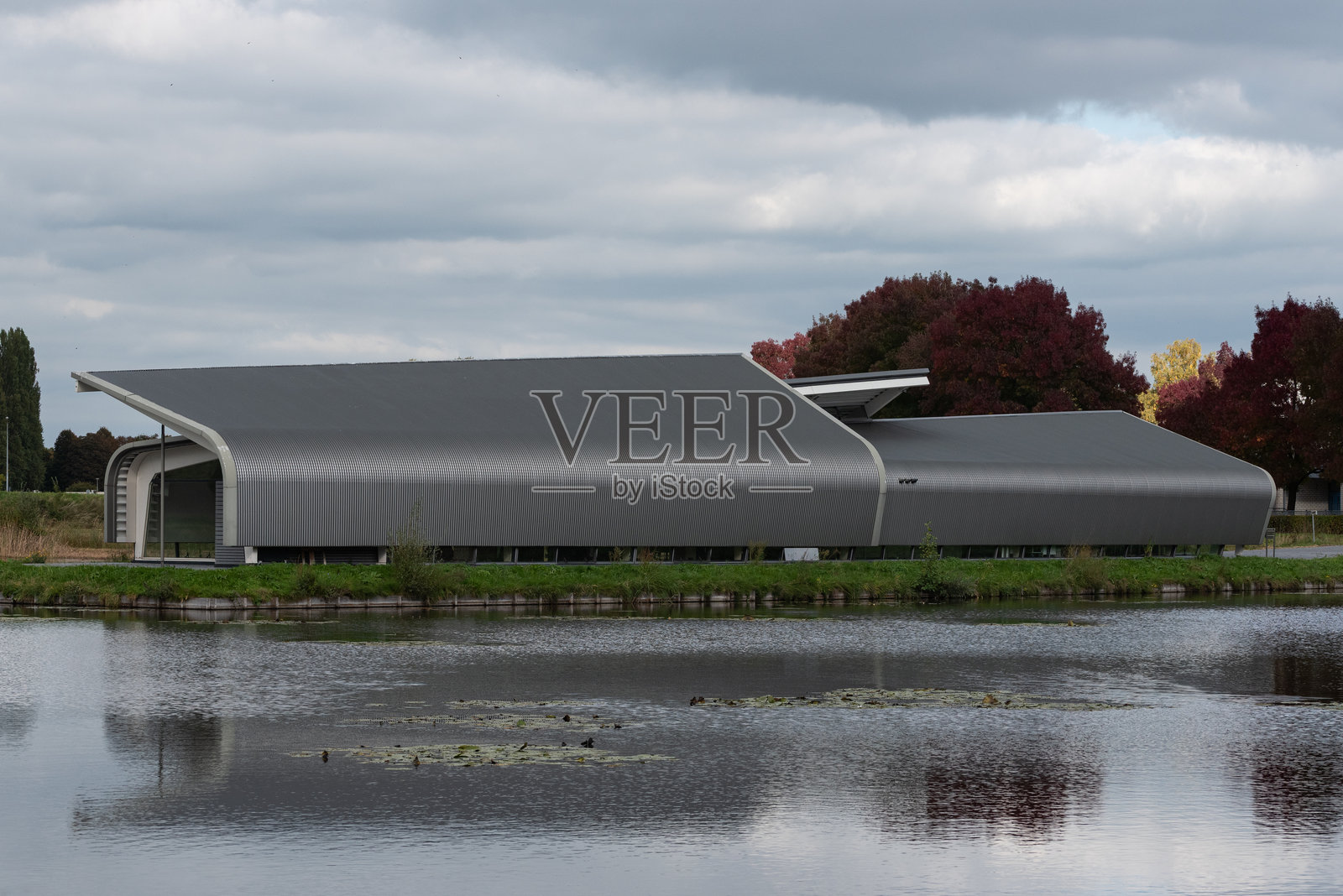 荷兰泽沃德市De Verbeelding文化展馆在水中的倒影，侧面视角照片摄影图片