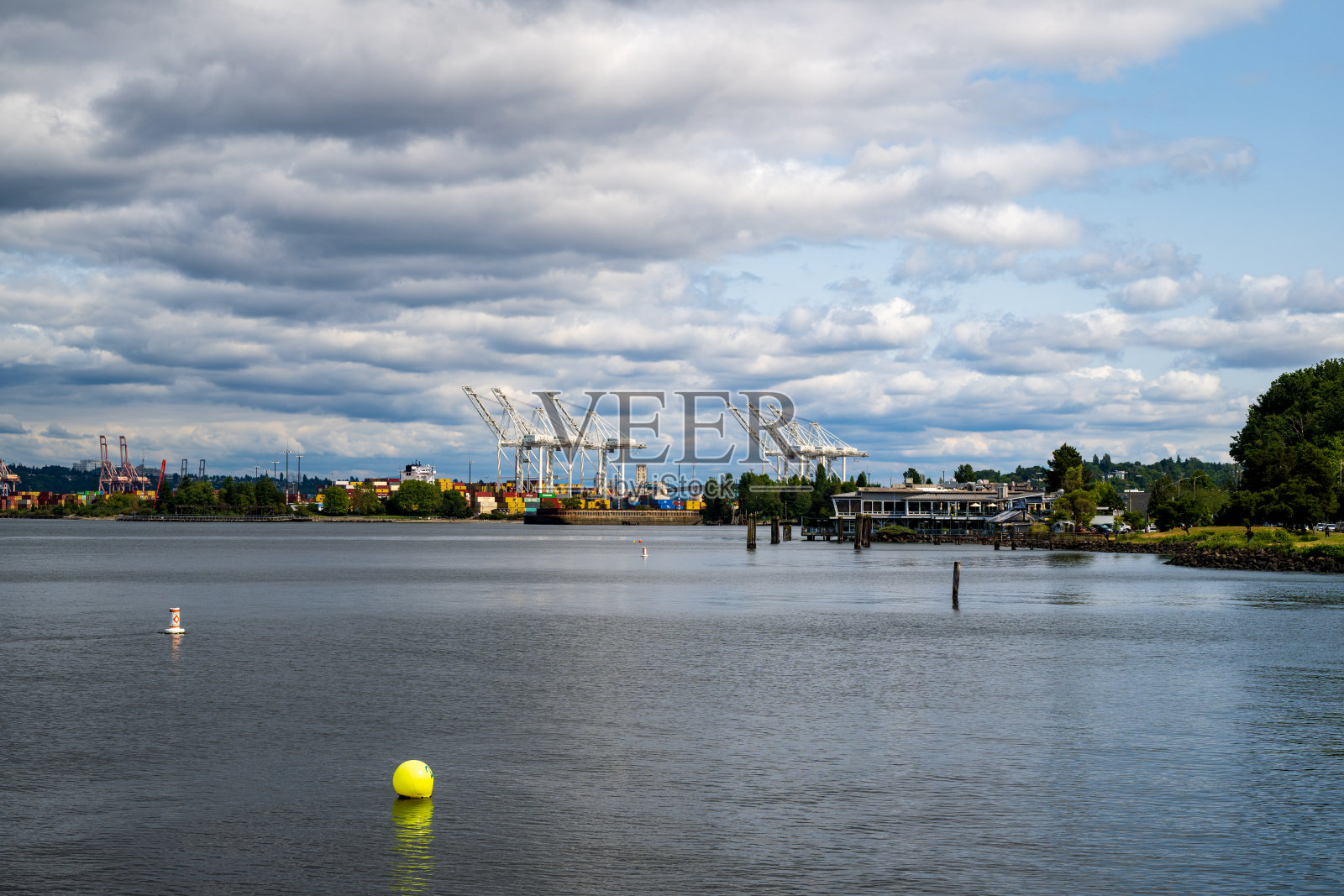 普吉特海湾多云夏日的海运集装箱码头照片摄影图片