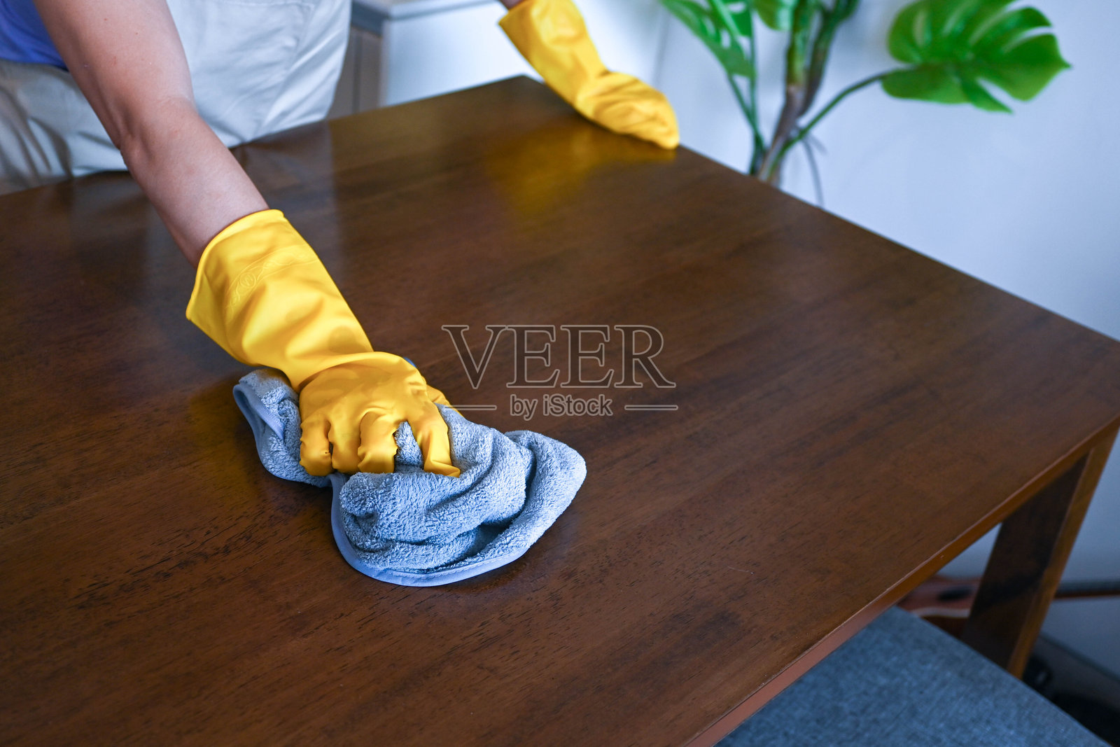 焕然一新：餐后清洁餐桌照片摄影图片