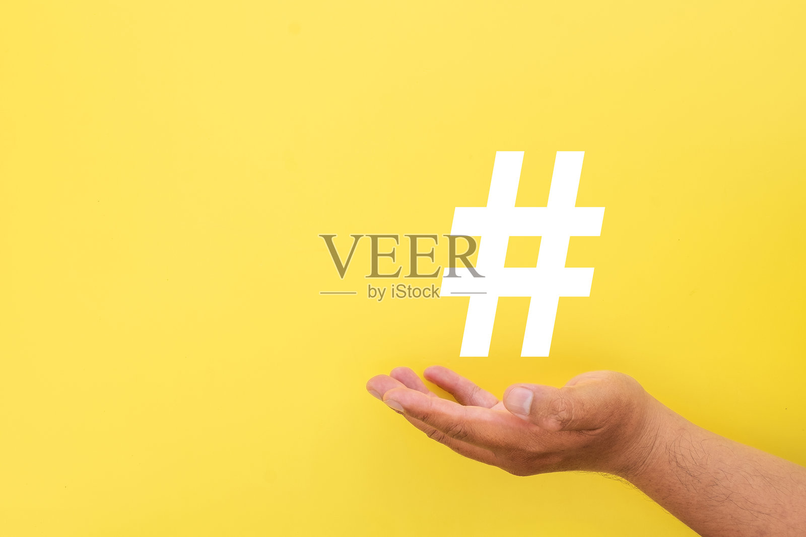 黄色背景上的标签图标。照片摄影图片