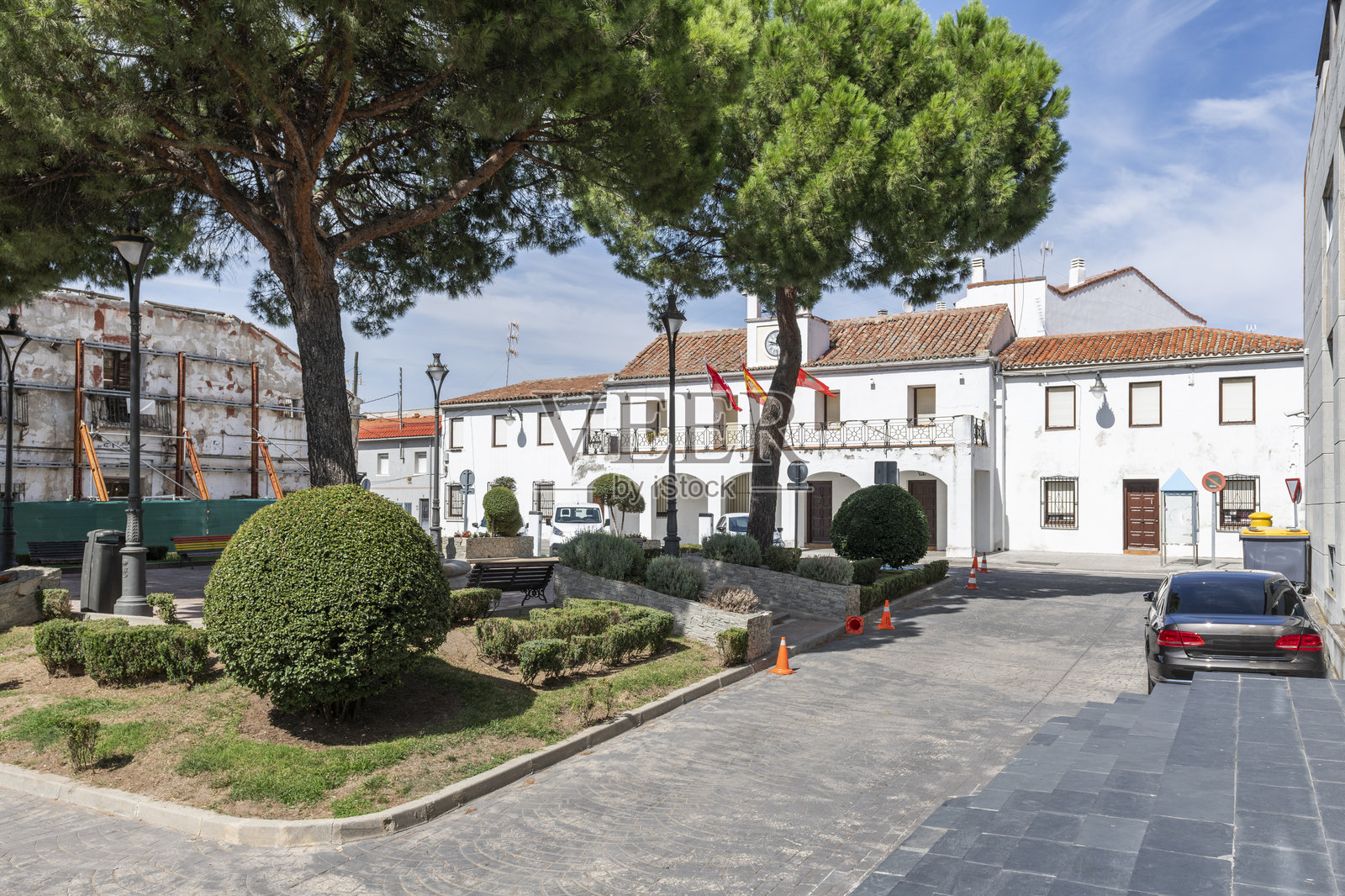 带有粉刷成白色的市政厅和花园的城镇广场照片摄影图片