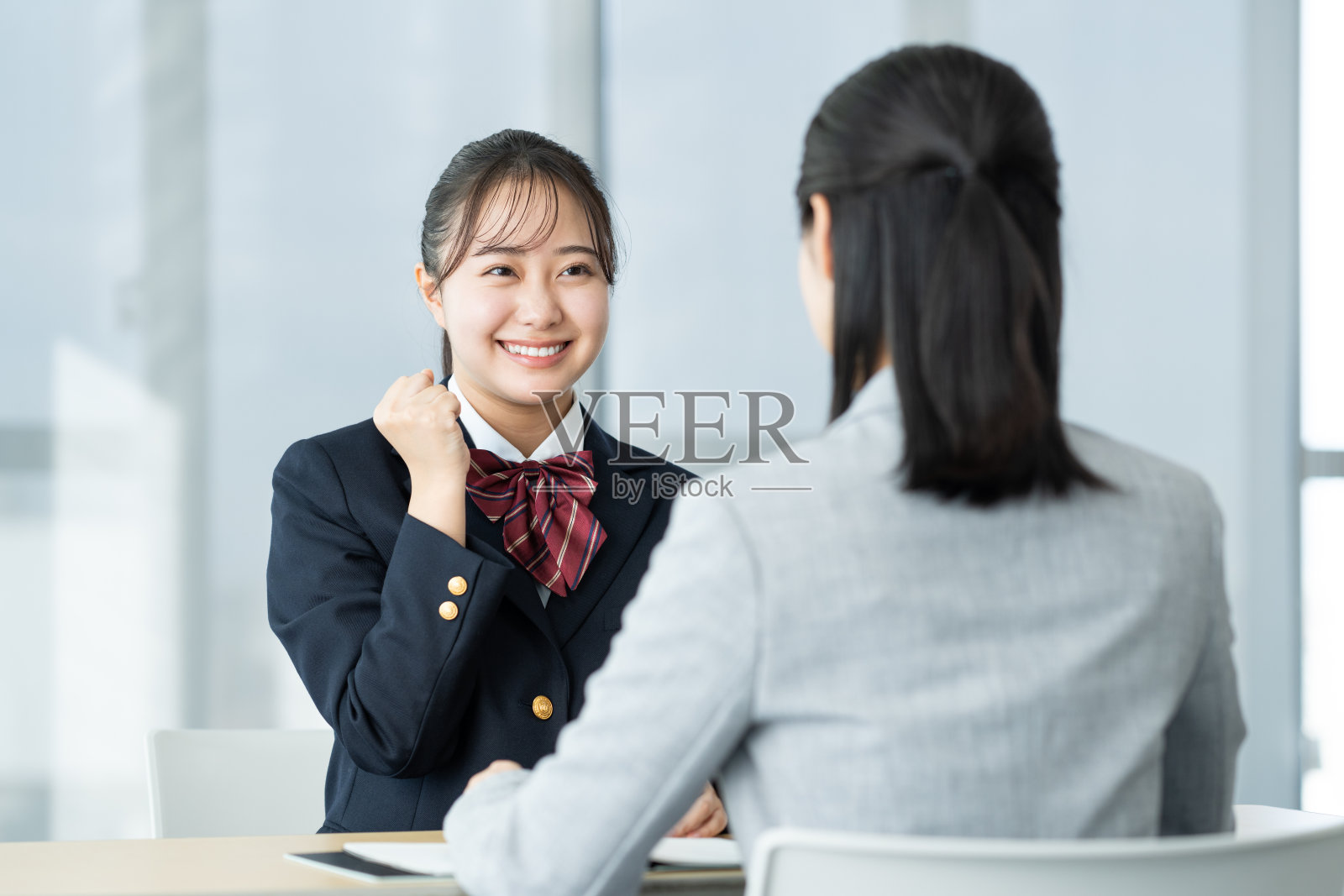 一名高中女学生在咨询照片摄影图片
