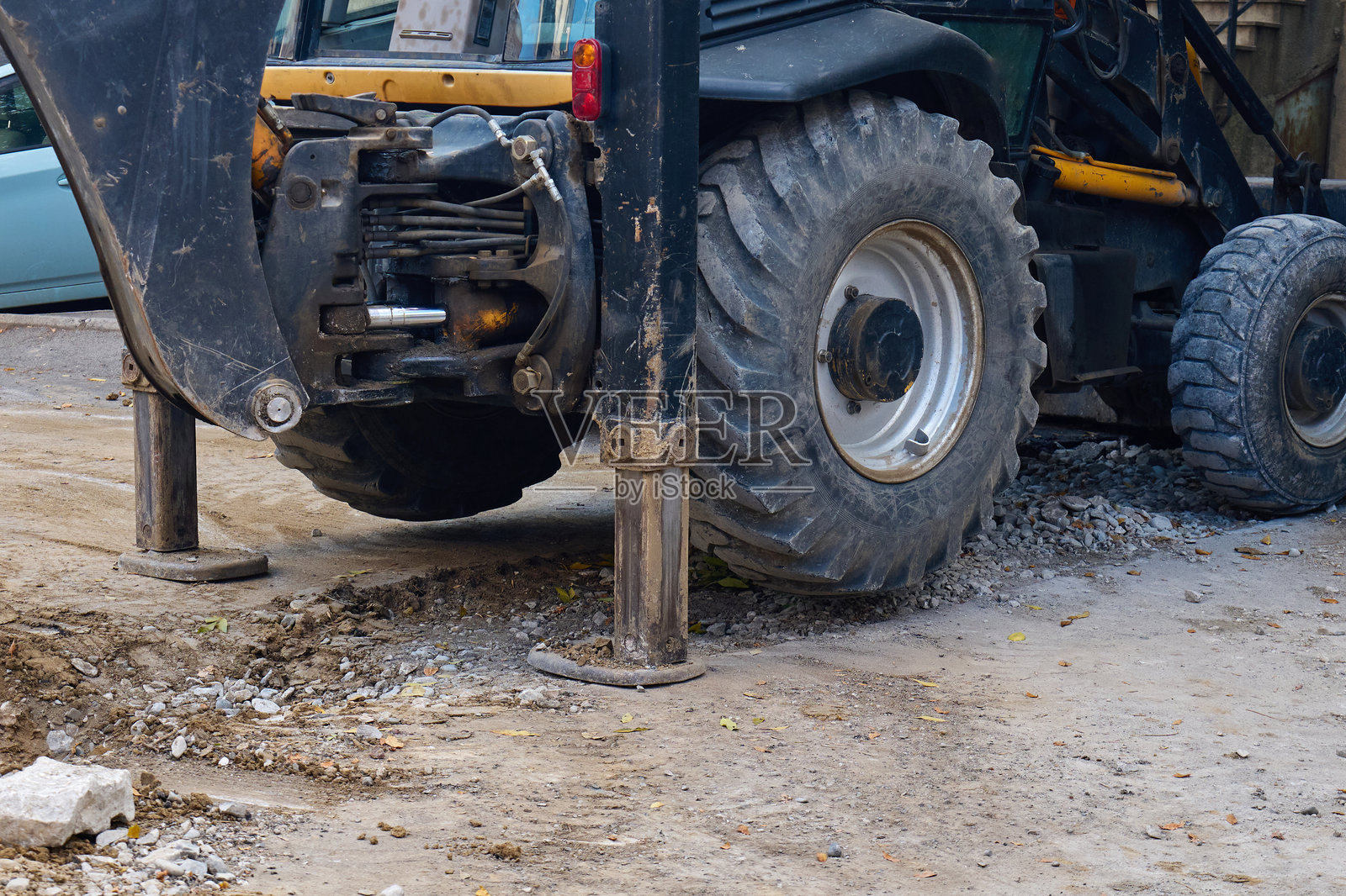 建筑车辆正在进行重型机械的吊装作业照片摄影图片