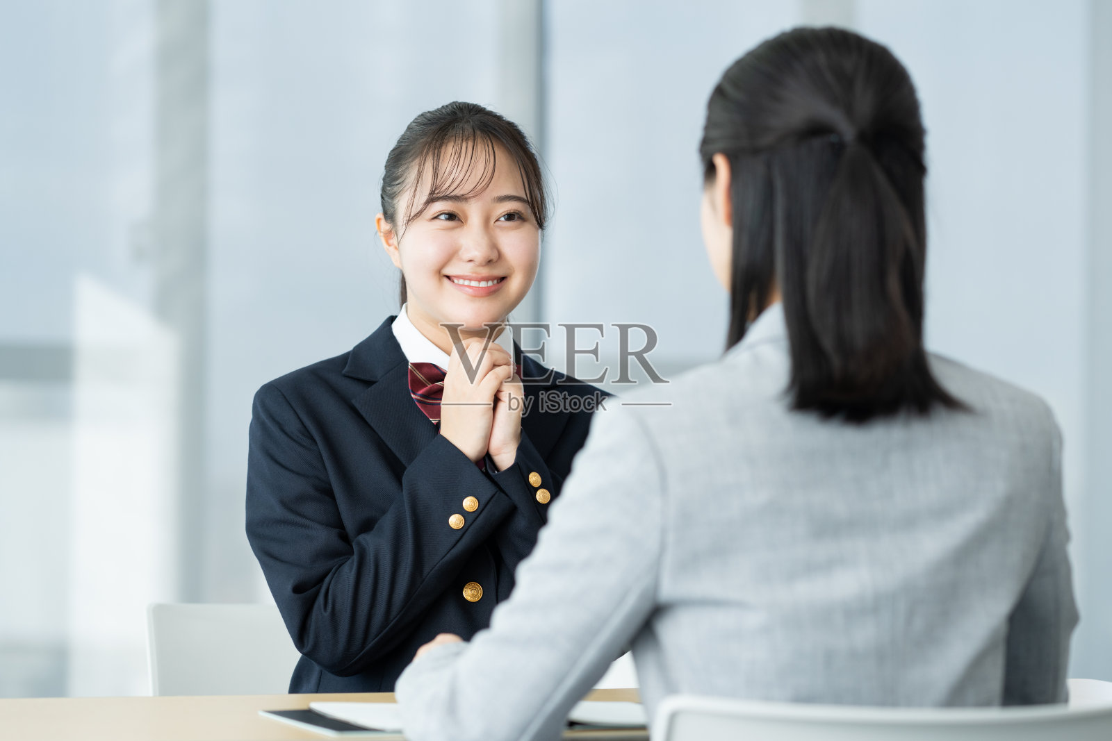 一名高中女学生正在咨询照片摄影图片