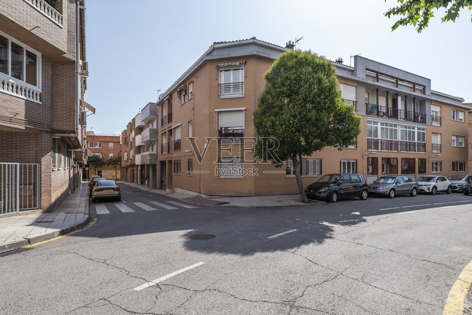 十字路口的城市住宅楼外墙照片摄影图片