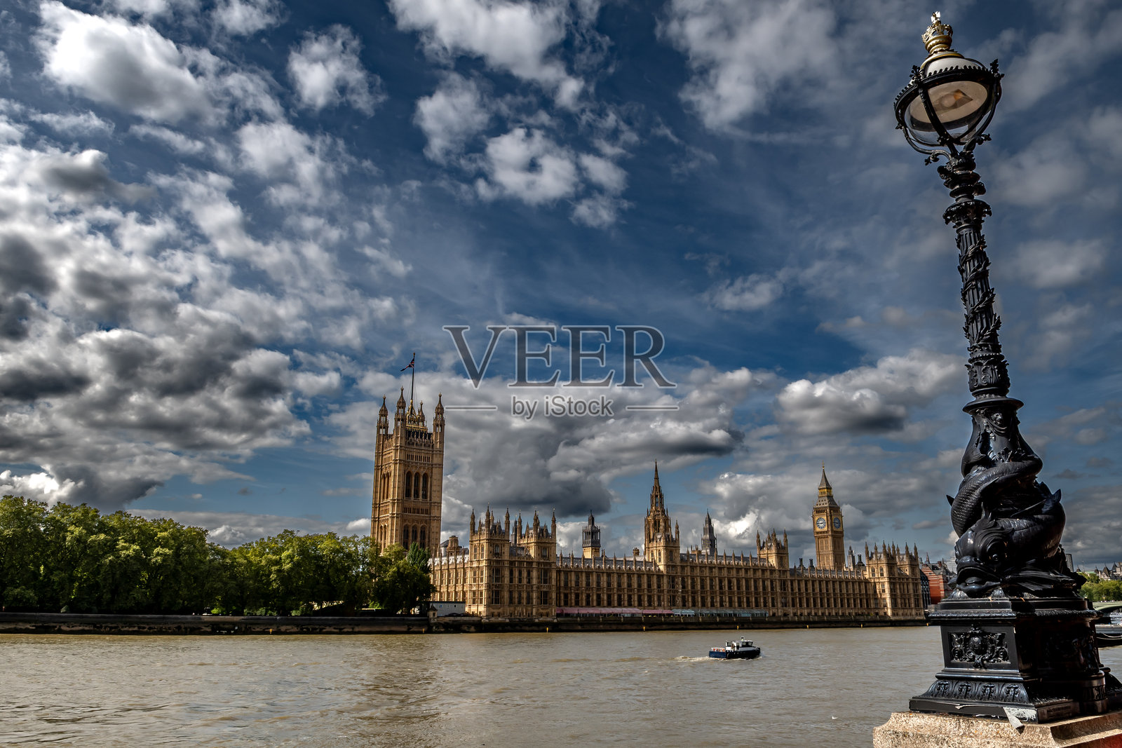 英国伦敦的国会大厦（威斯敏斯特宫）以及泰晤士河下方的景象照片摄影图片