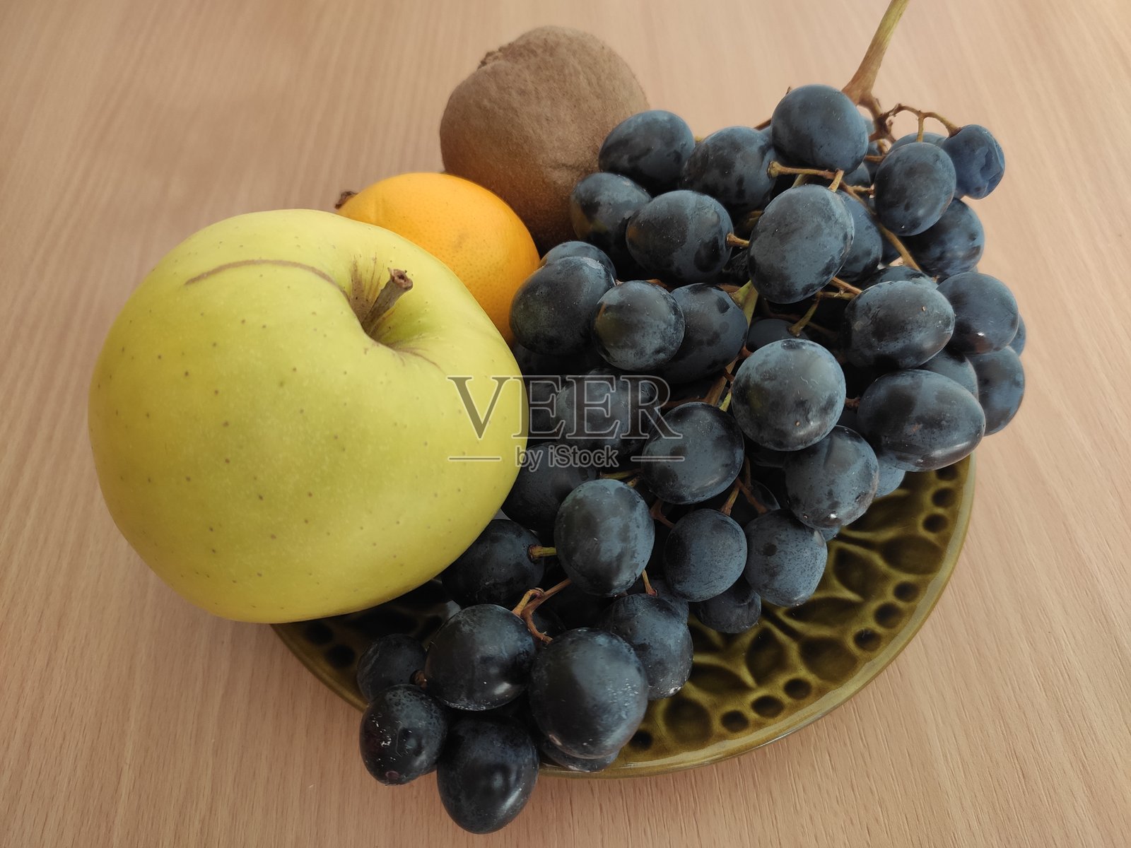 桌子上的新鲜水果照片摄影图片