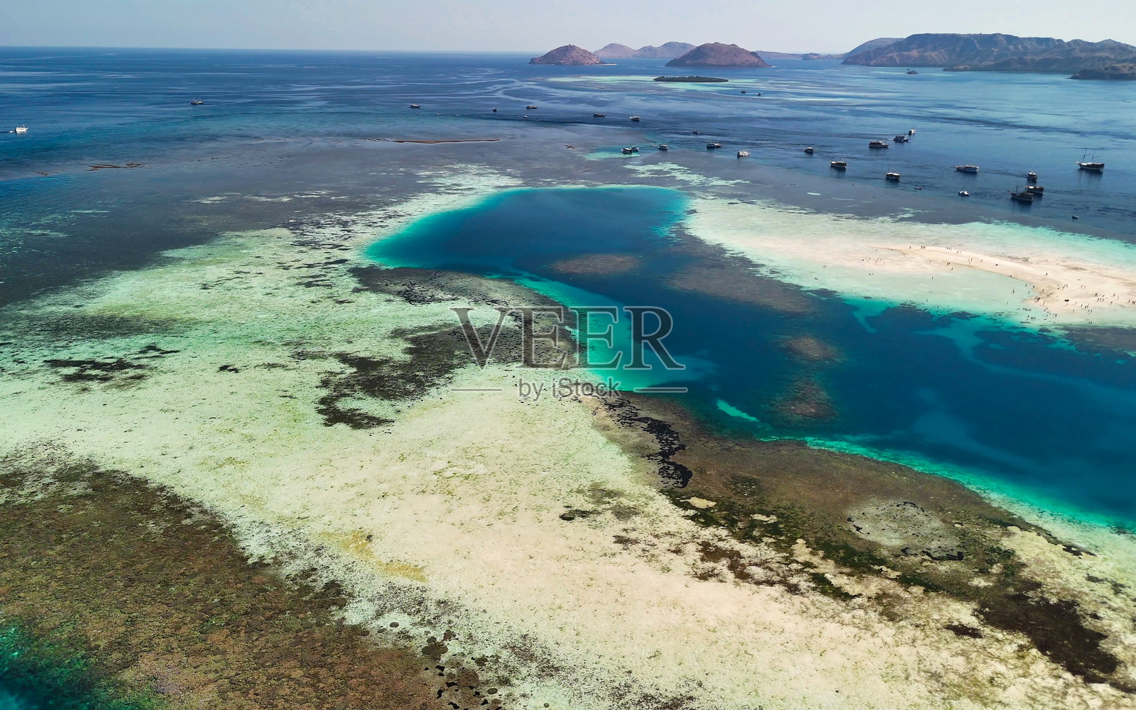 从空中无人机视角拍摄的卡拉安岛，位于科莫多国家公园内，拥有原始海滩和绿松石般的海水。照片摄影图片