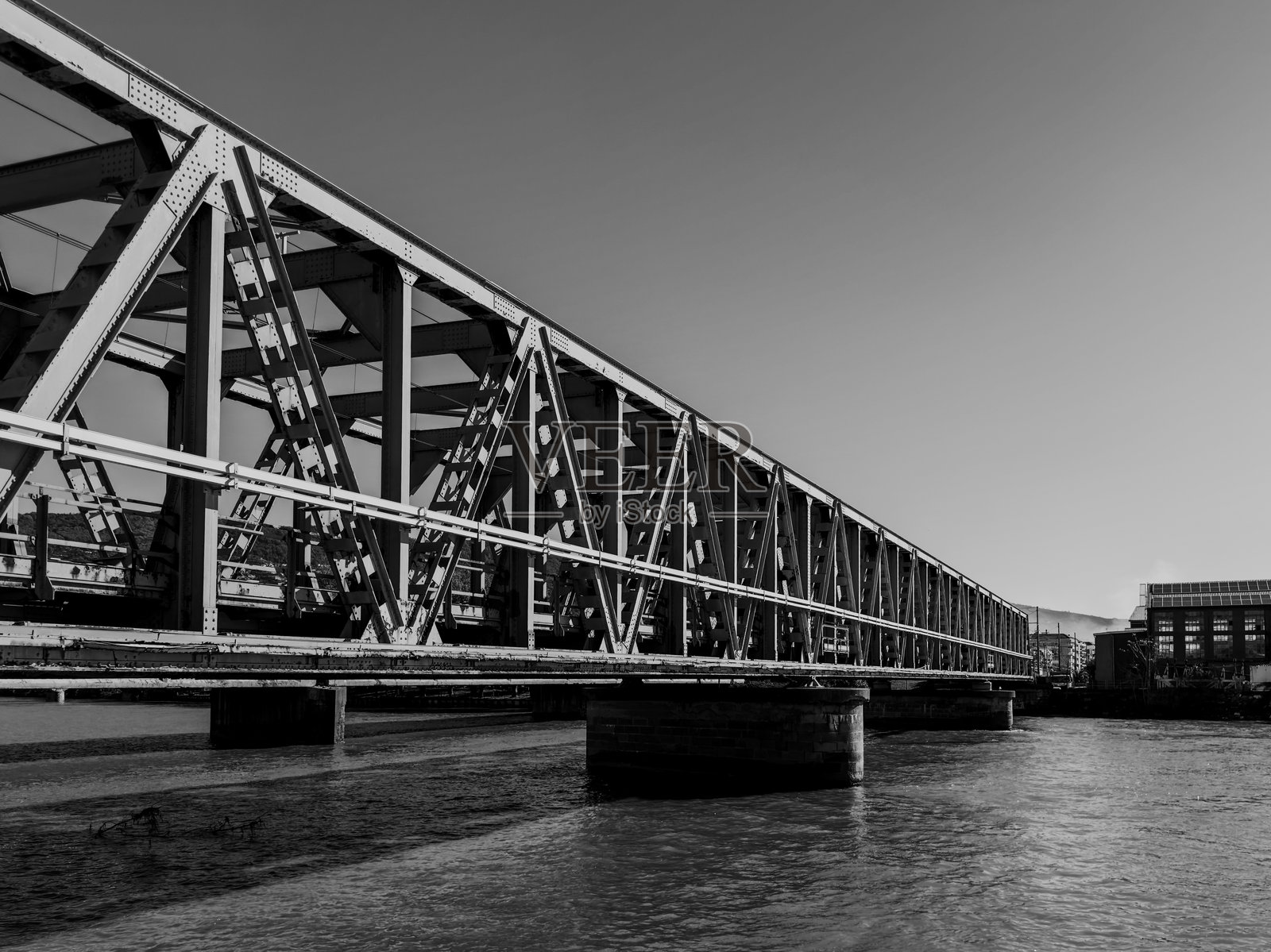 奇亚瓦里 - 恩泰拉河上的铁路桥照片摄影图片