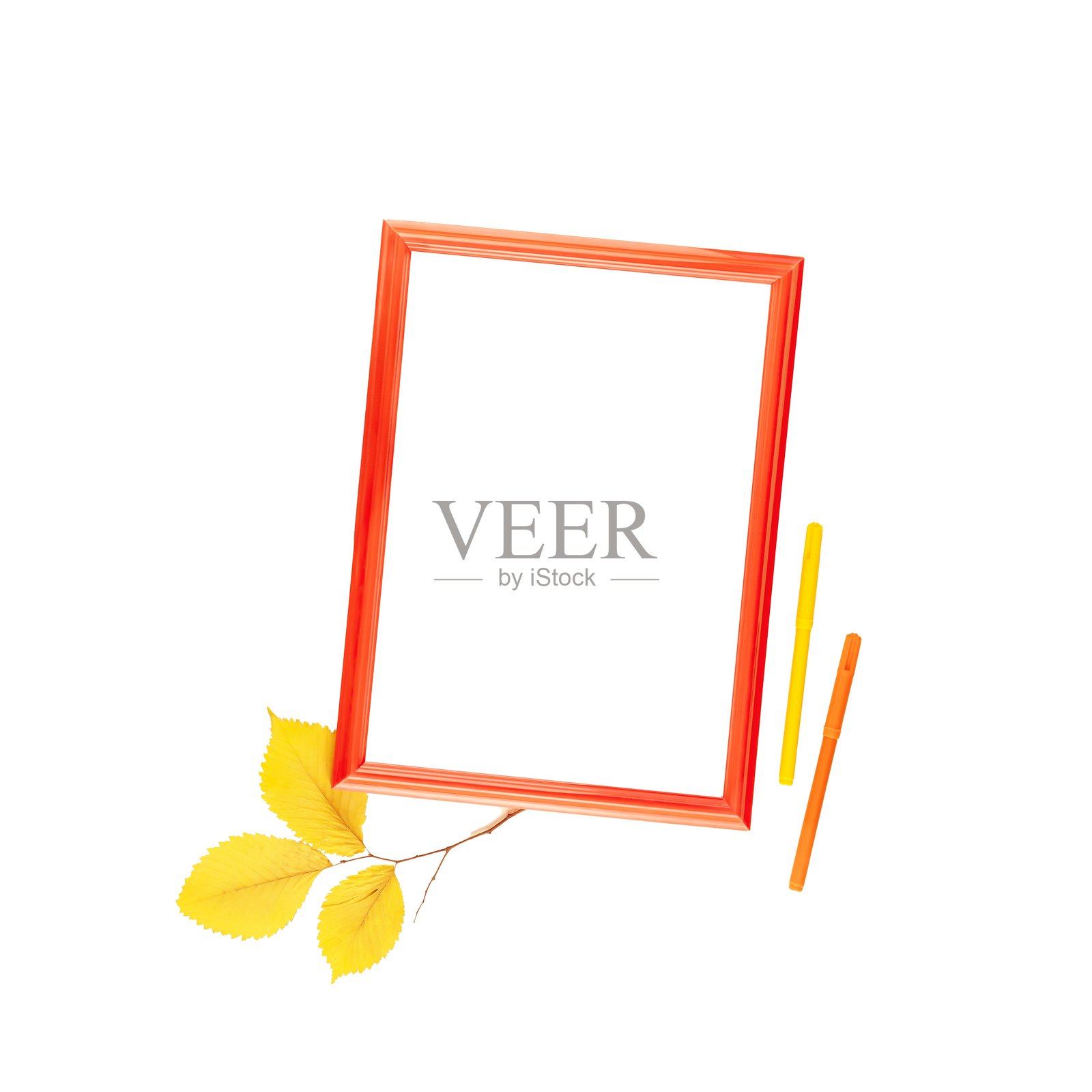 透明背景上带有秋叶和标记的空红色相框照片摄影图片