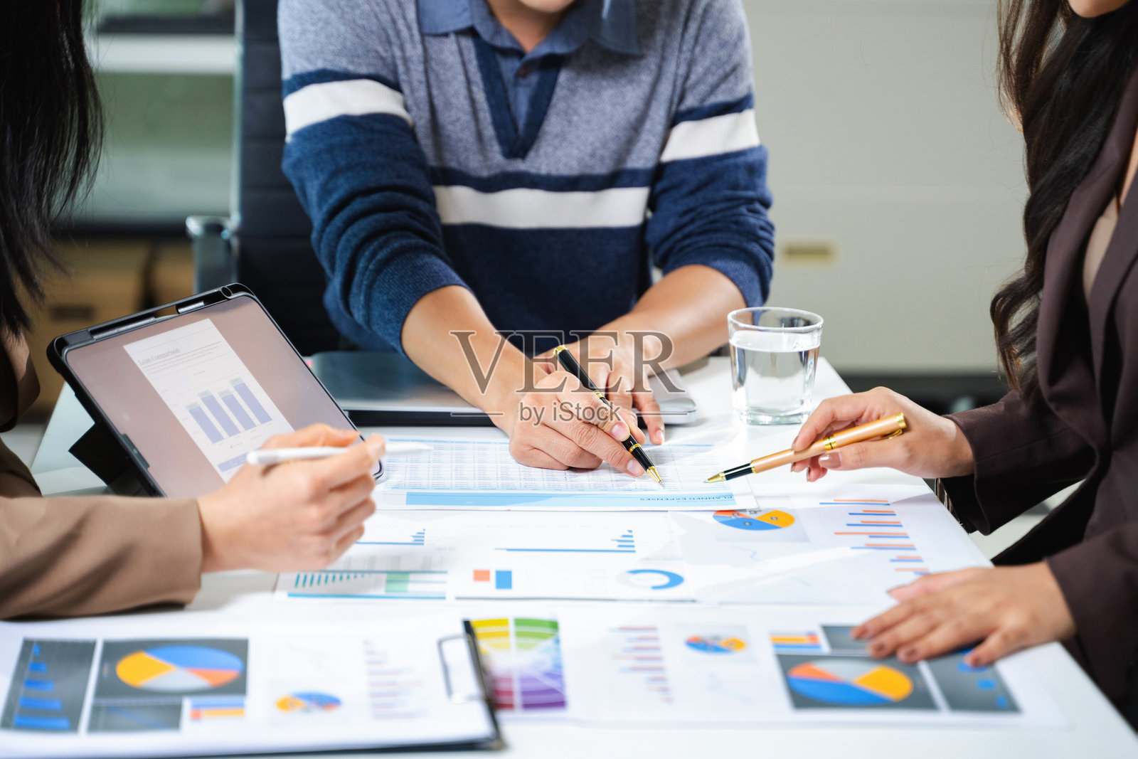 商务团队会议展示，专业投资者与财务经理协作处理任务，使用笔记本电脑、智能手机和数码平板。照片摄影图片