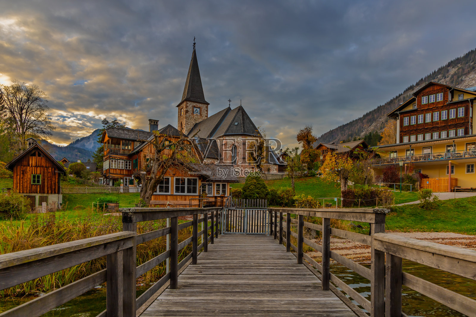 奥地利风景如画的村庄和同名湖泊——阿尔陶斯湖照片摄影图片