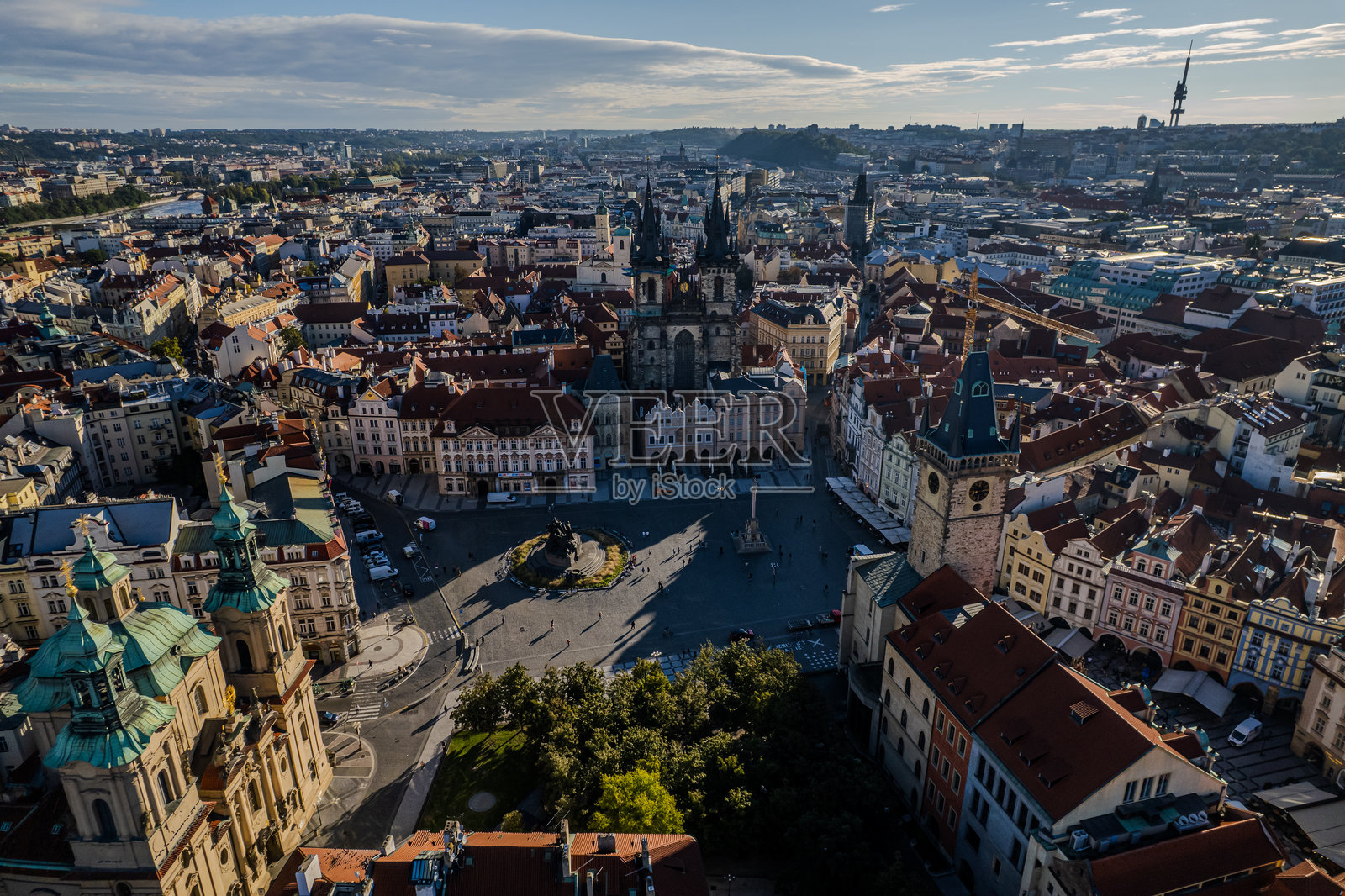 布拉格老城广场的绝美鸟瞰图，包括天文钟、圣尼古拉教堂和泰恩圣母玛利亚教堂照片摄影图片