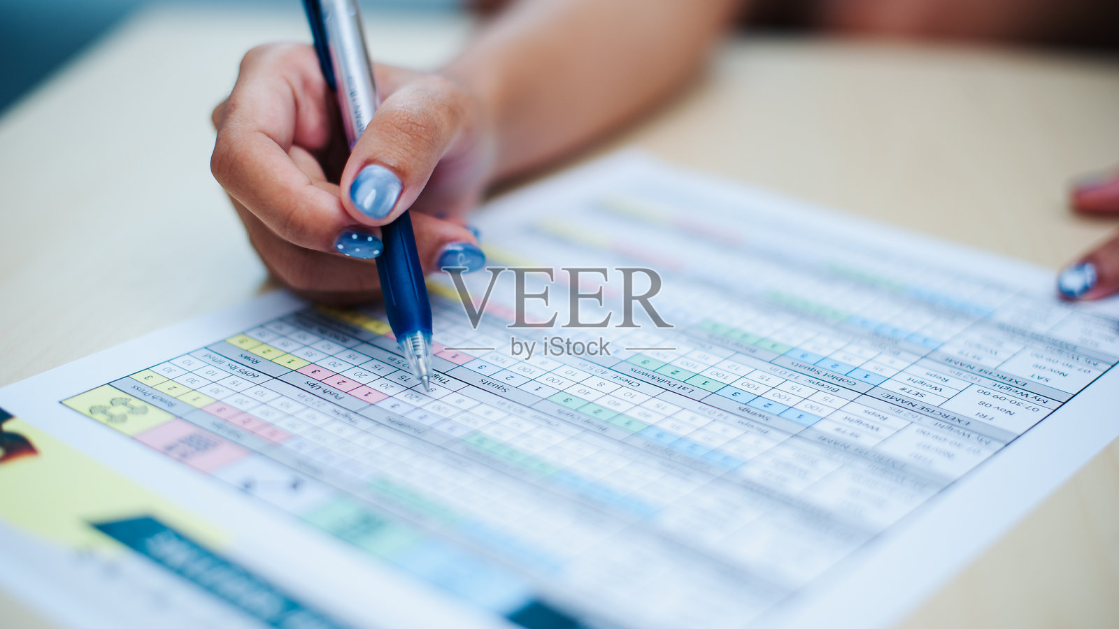 分析数据表，办公室商业文件审阅，室内特写，工作效率照片摄影图片